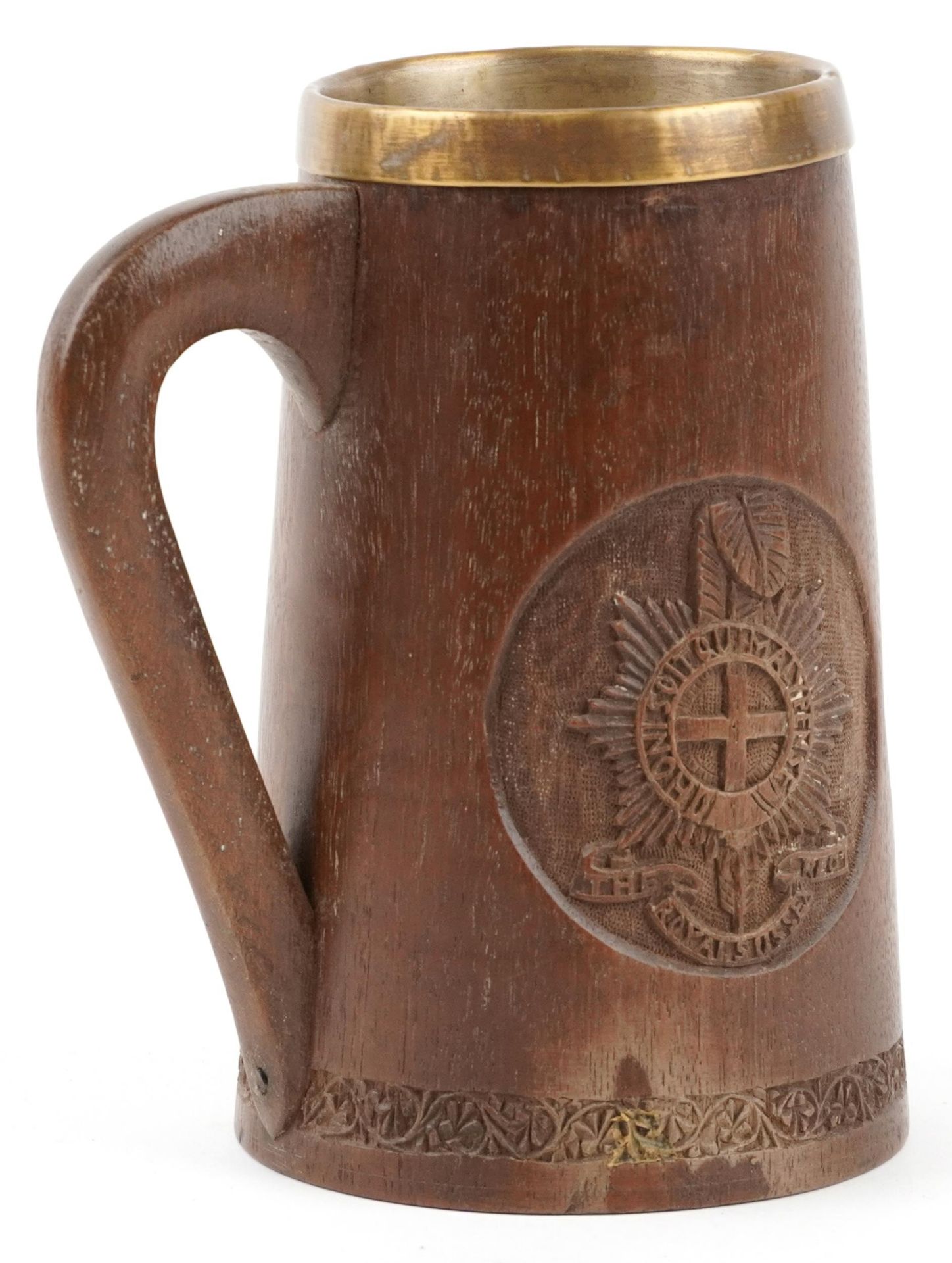 Good military interest treen trench art tankard with brass liner engraved with The Royal Sussex - Bild 2 aus 3