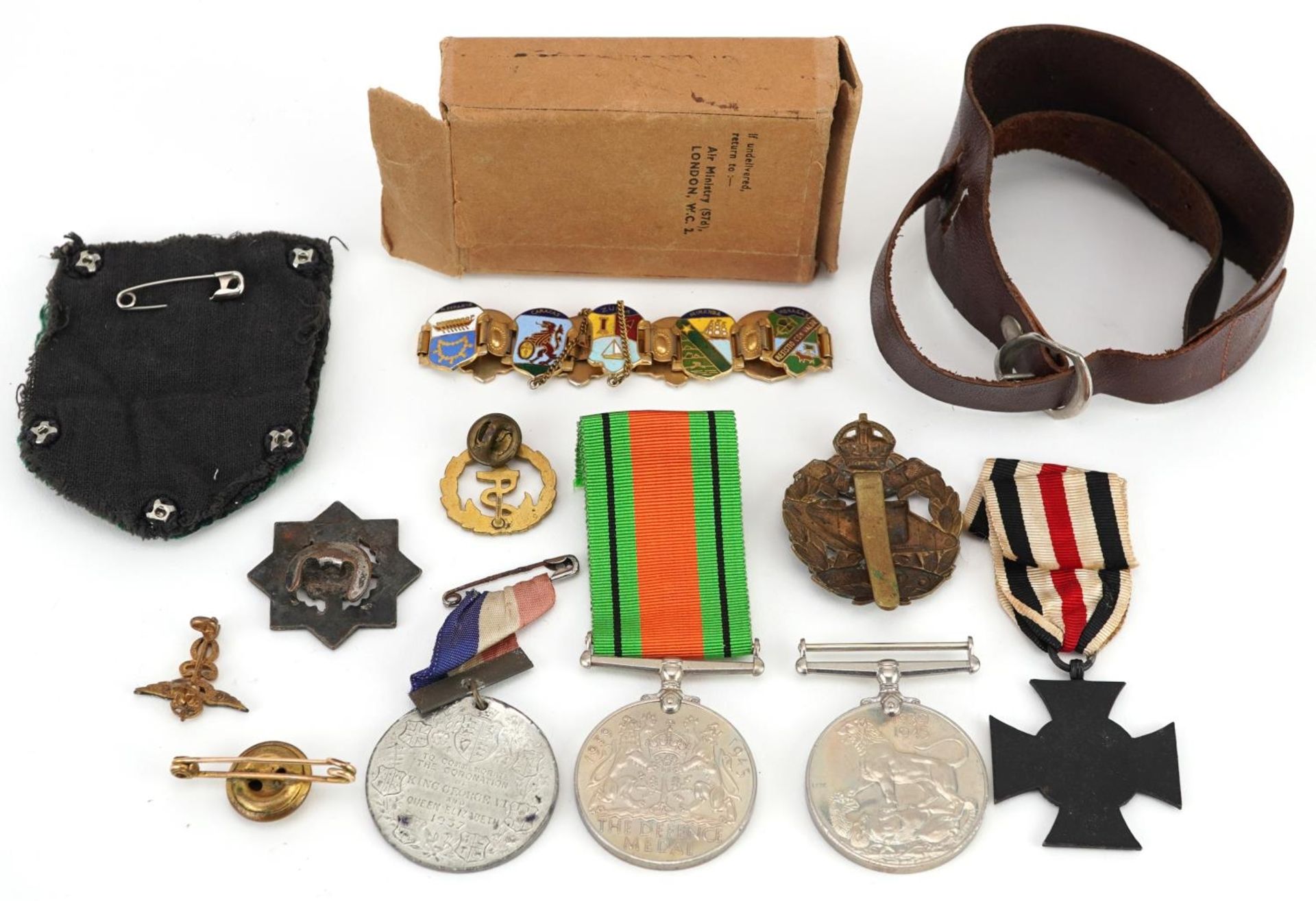 British and German militaria including cross medal, Tank Corps cap badge, two World War II medals - Bild 4 aus 4
