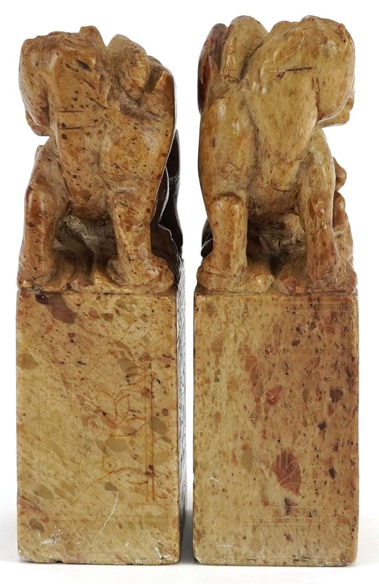 Pair of Chinese soapstone seals, each carved with a mythical animal, each 12.5cm high - Bild 3 aus 7