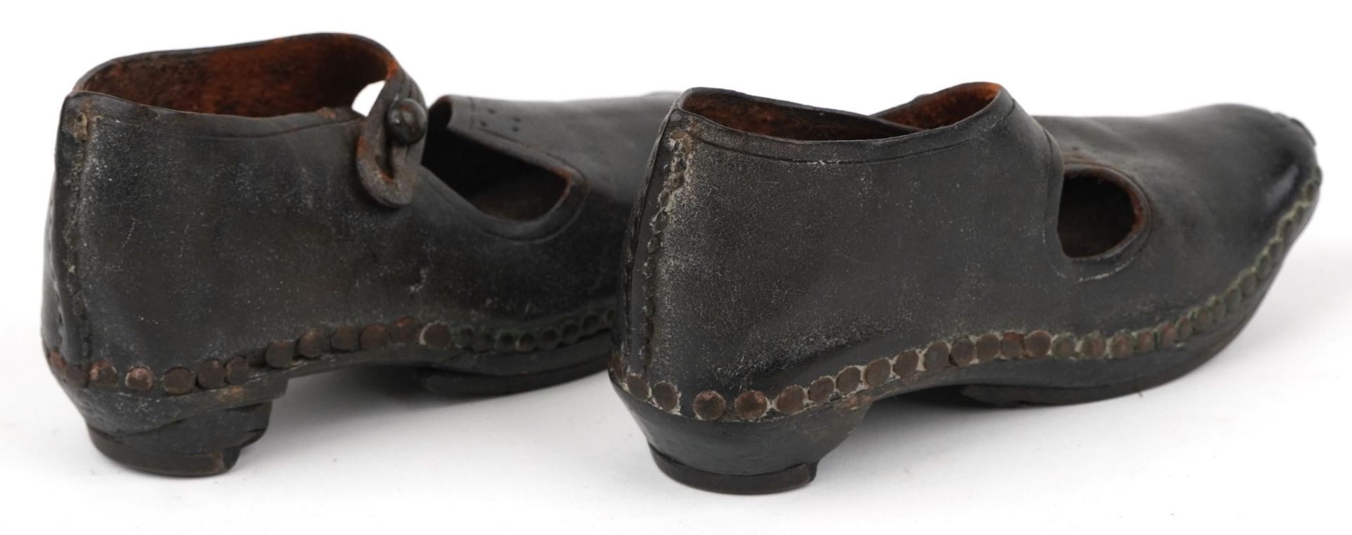 Pair of Victorian leather child's shoes and two aprons - Image 3 of 4