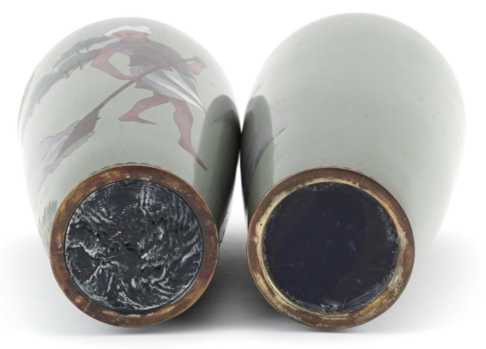 Pair of Japanese cloisonne vases, each enamelled with a man sweeping, each 19cm high - Bild 6 aus 6