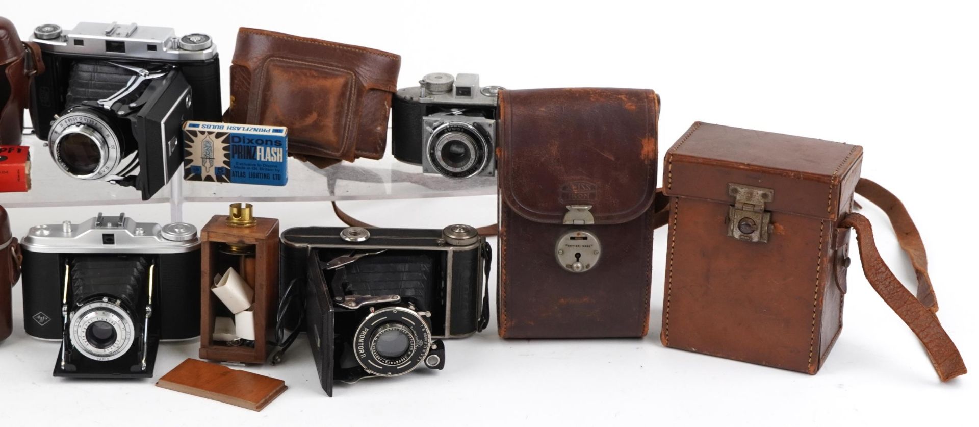Vintage cameras and accessories including Zeiss Ikon, AGFA Isolette and Voigtlander - Bild 3 aus 3