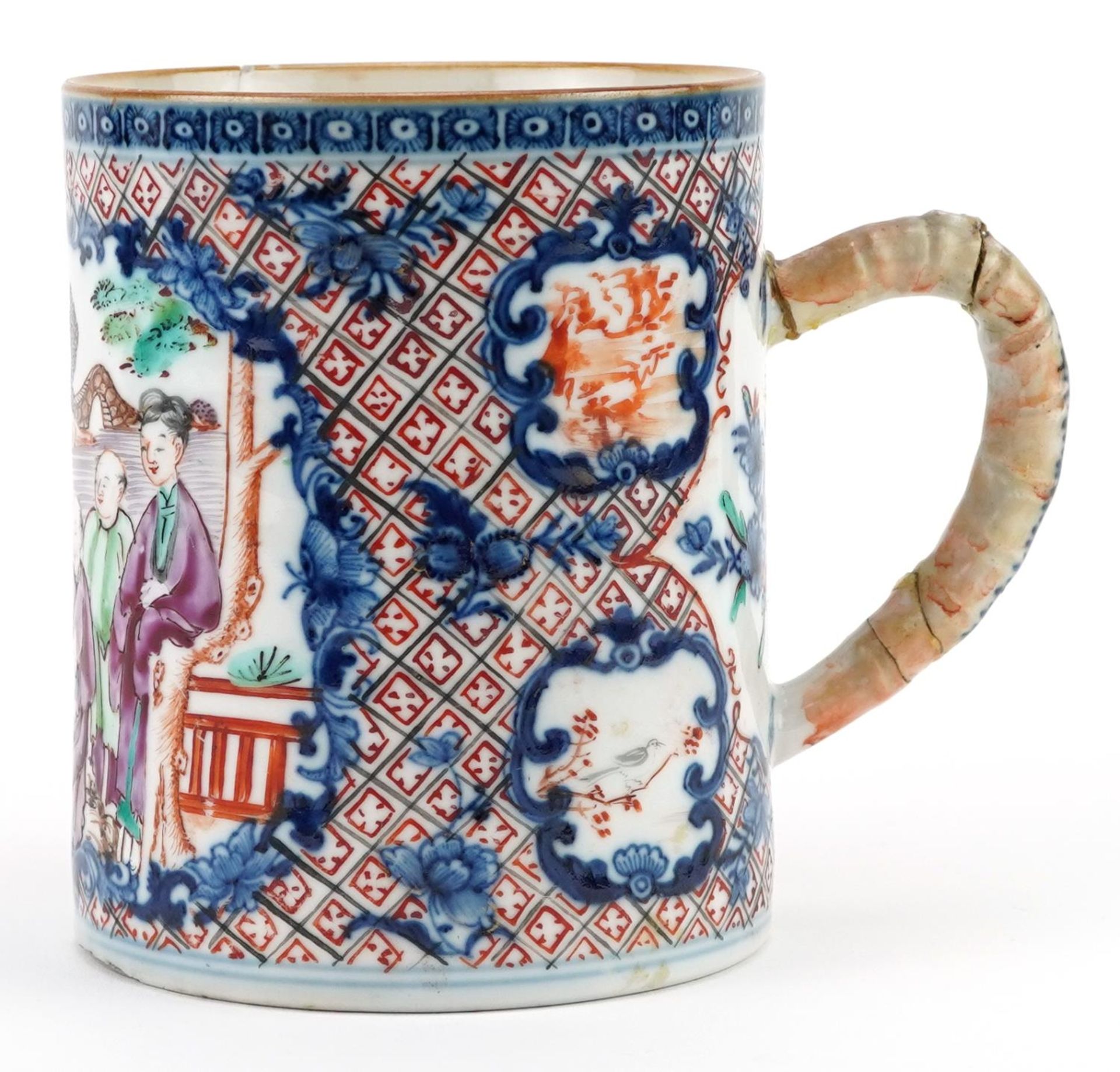Chinese Mandarin porcelain tankard hand painted in the famille rose palette with figures in a palace - Image 3 of 7