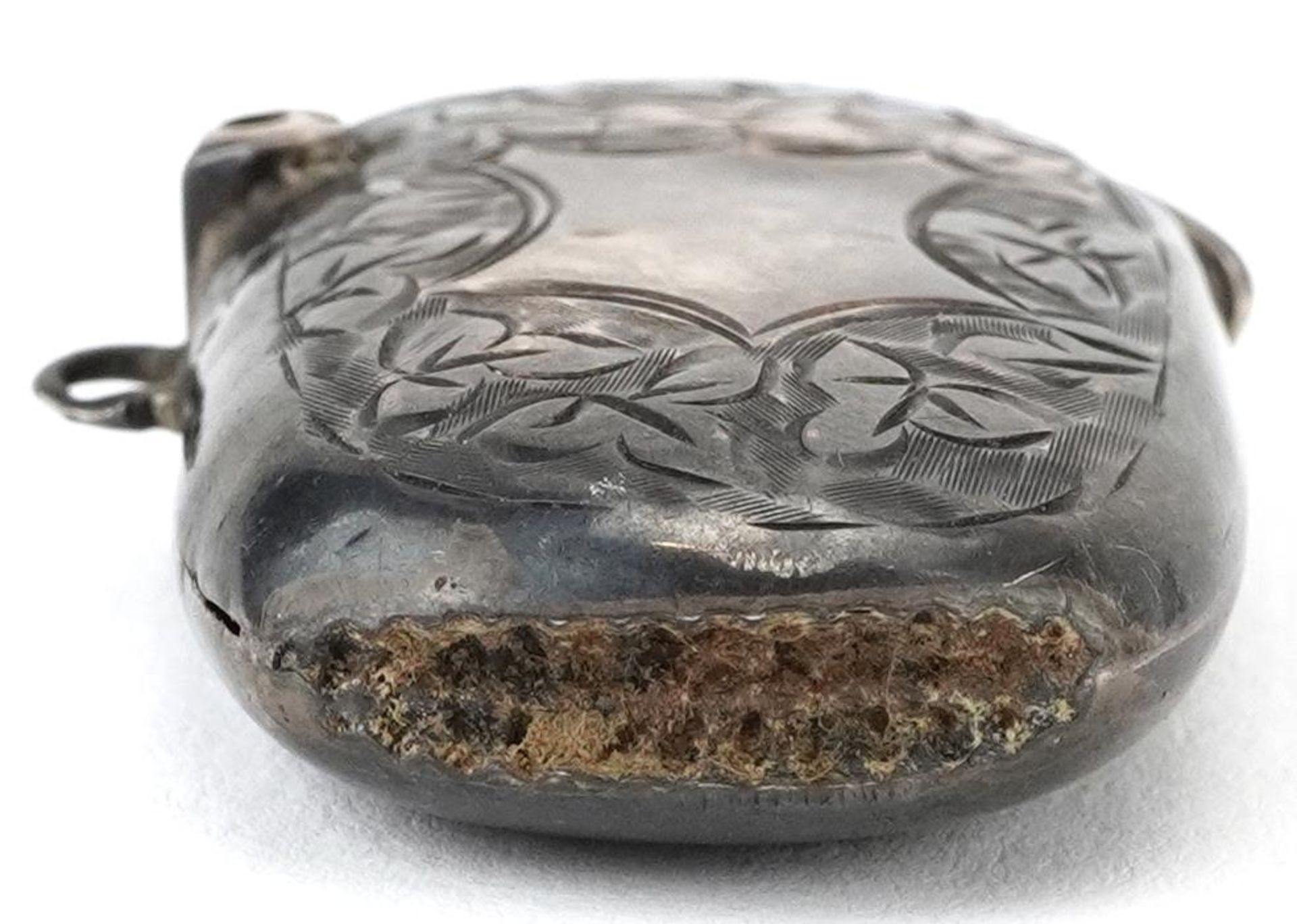 Edwardian silver floral engraved vesta and a stamp case in the form of an envelope, the largest - Image 5 of 5