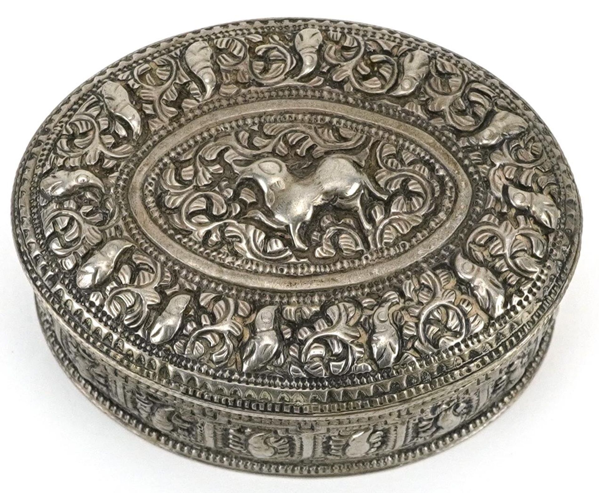 Anglo Indian white metal box and cover profusely embossed and engraved with wild animals and - Bild 2 aus 4