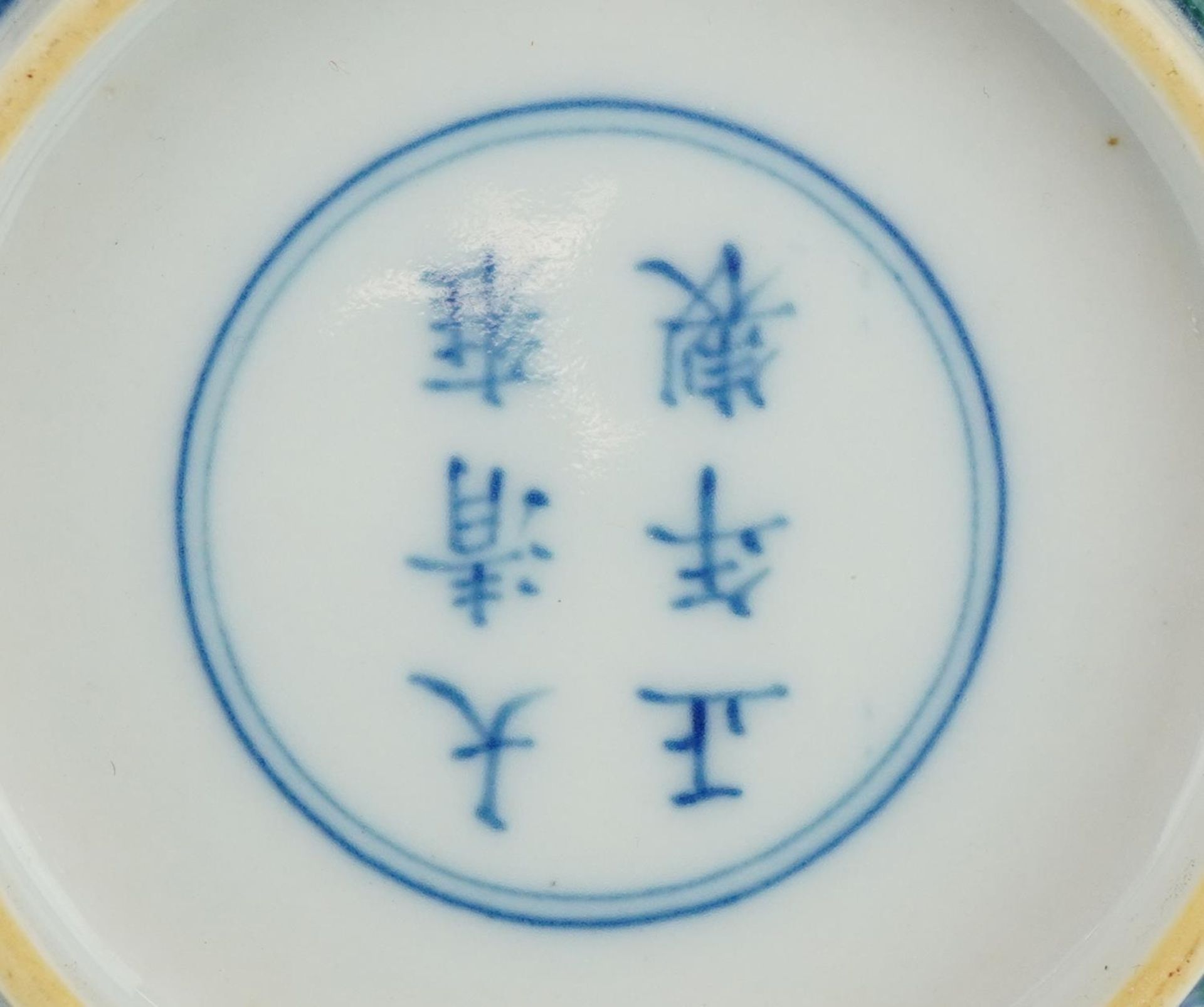 Two Chinse doucai porcelain dishes, each hand painted with a dragon chasing the flaming pearl - Bild 4 aus 4