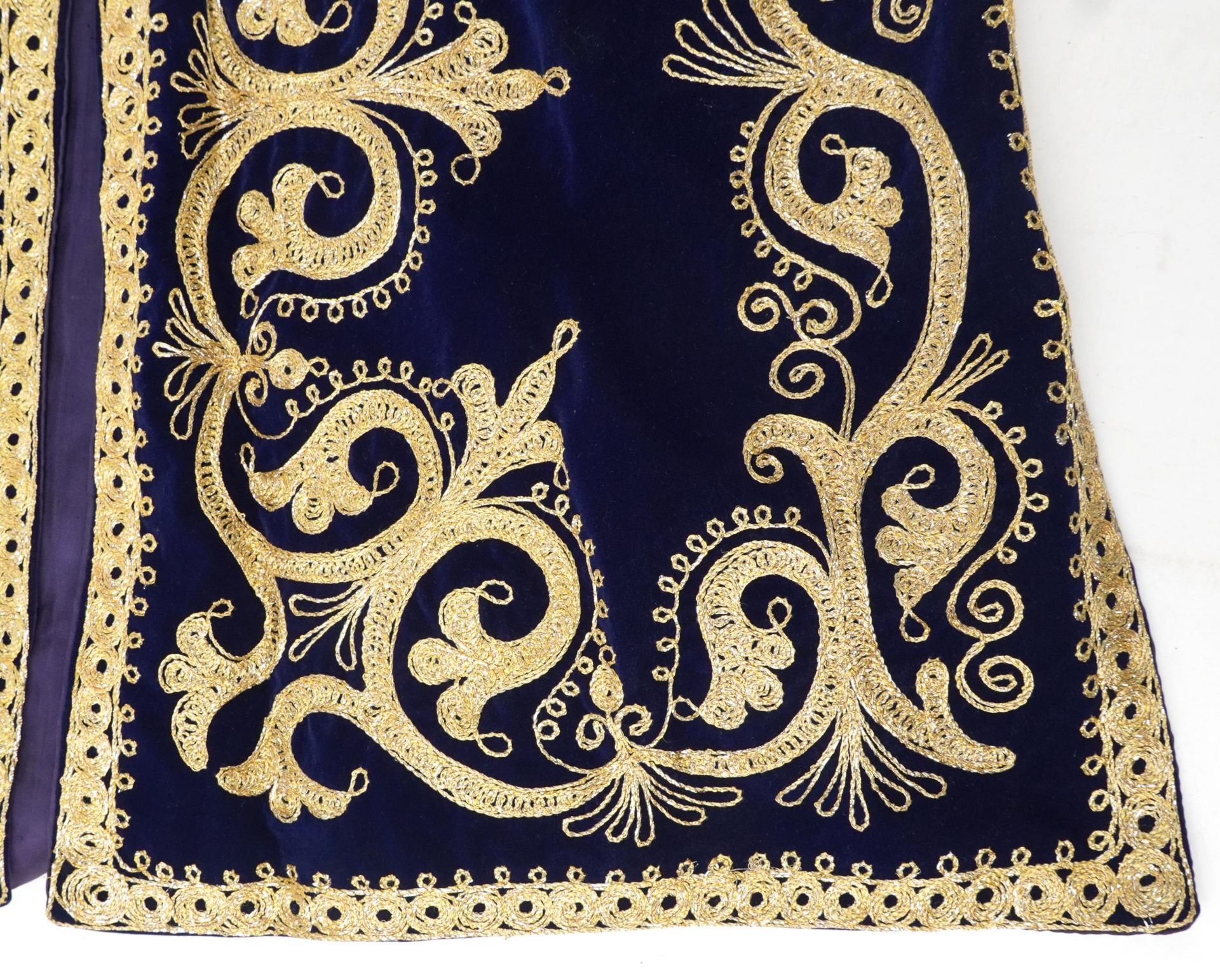 Moroccan silk lined velvet kaftan embroidered with stylised foliage, 140cm high - Bild 3 aus 7