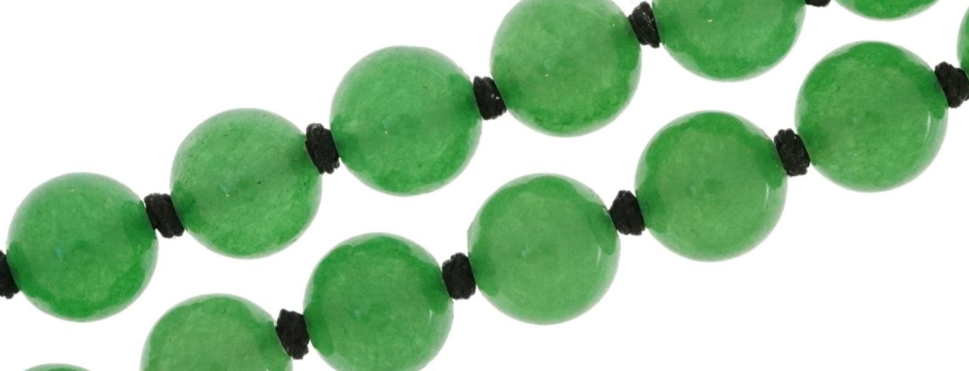 Chinese green jade bead necklace, each bead 8mm in diameter, overall 68cm in length, 56.8g