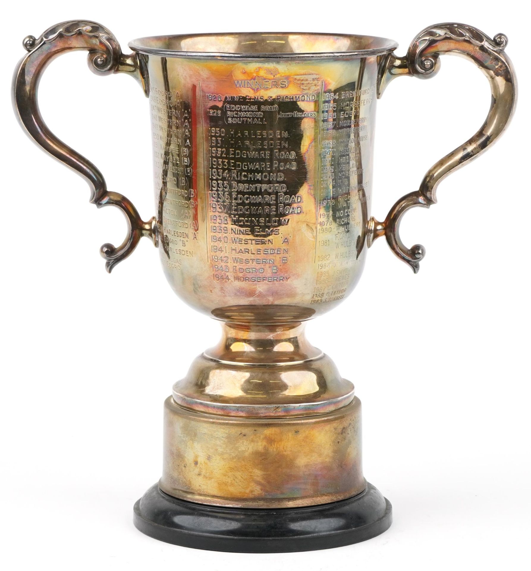 Walker & Hall, George V bowling interest silver trophy with twin handles on stand presented to G L S - Bild 2 aus 3