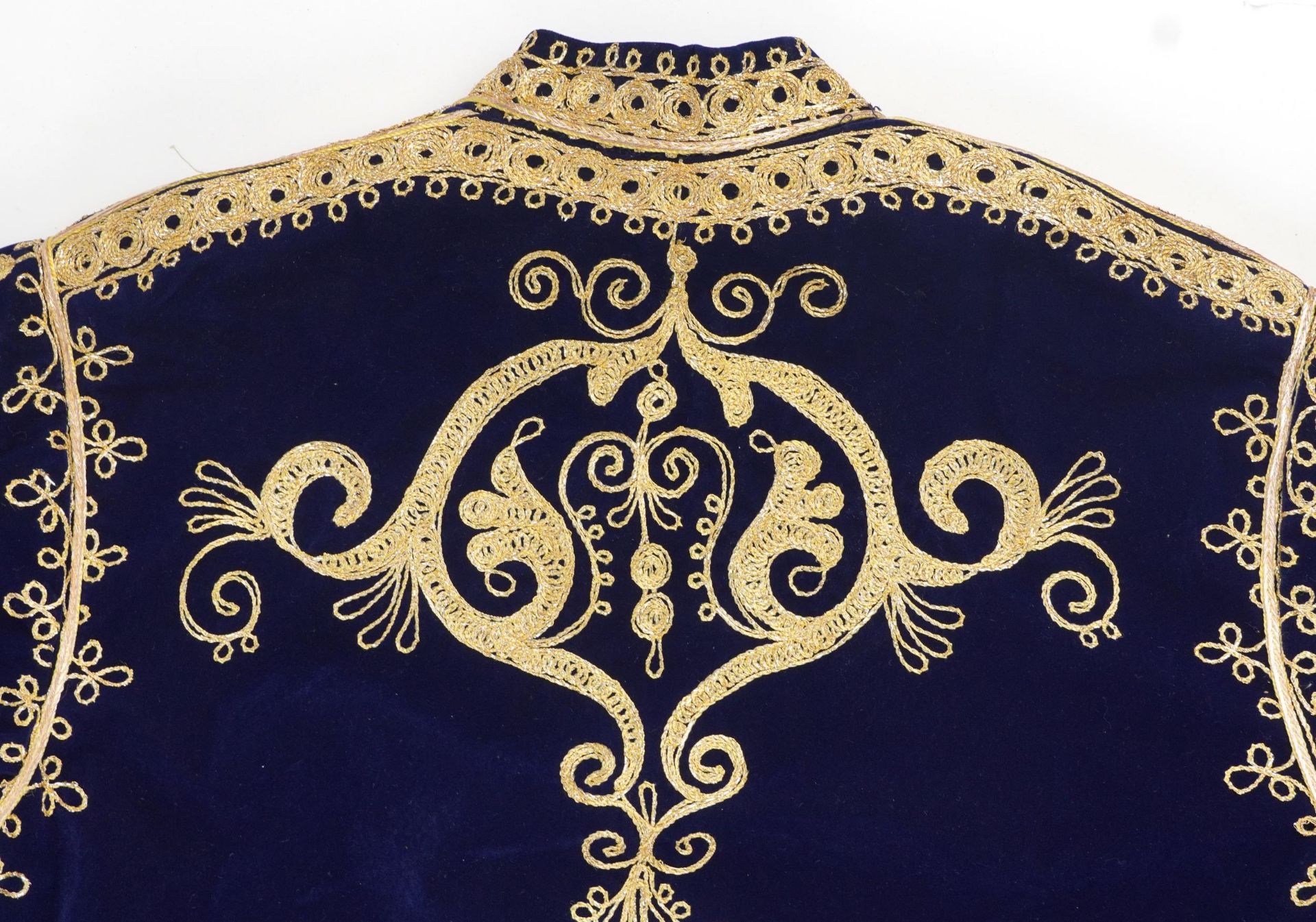 Moroccan silk lined velvet kaftan embroidered with stylised foliage, 140cm high - Bild 7 aus 7
