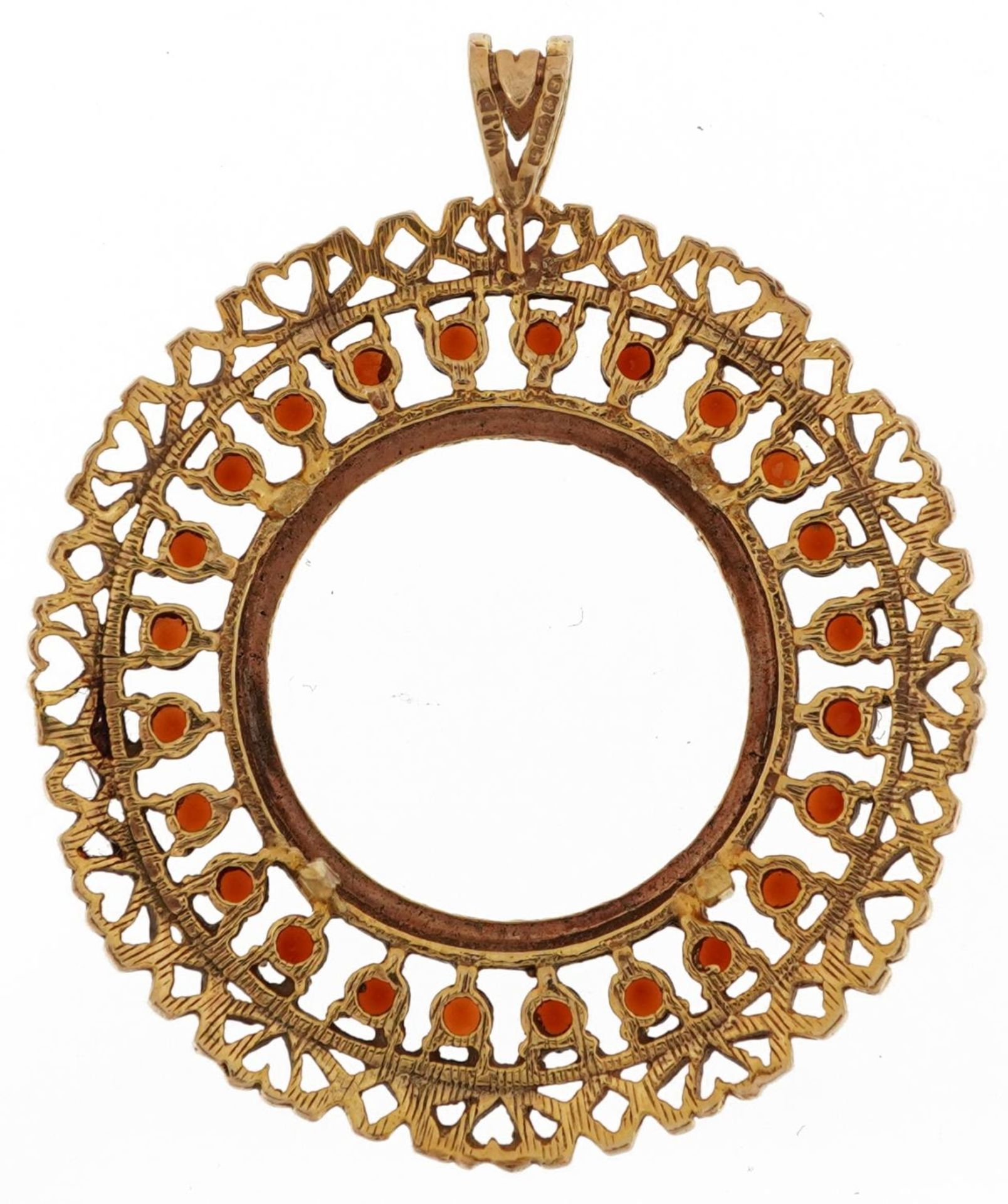 9ct gold garnet sovereign pendant mount pierced with love hearts, 4.5cm high, 8.1g - Bild 2 aus 3