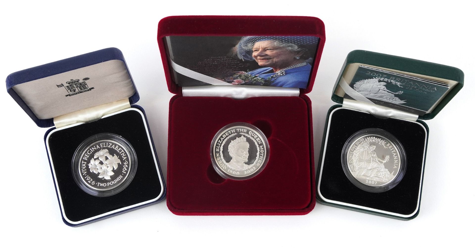 Three silver proof coins with cases including 2007 Britannia two pound and Memorial crown - Bild 2 aus 3
