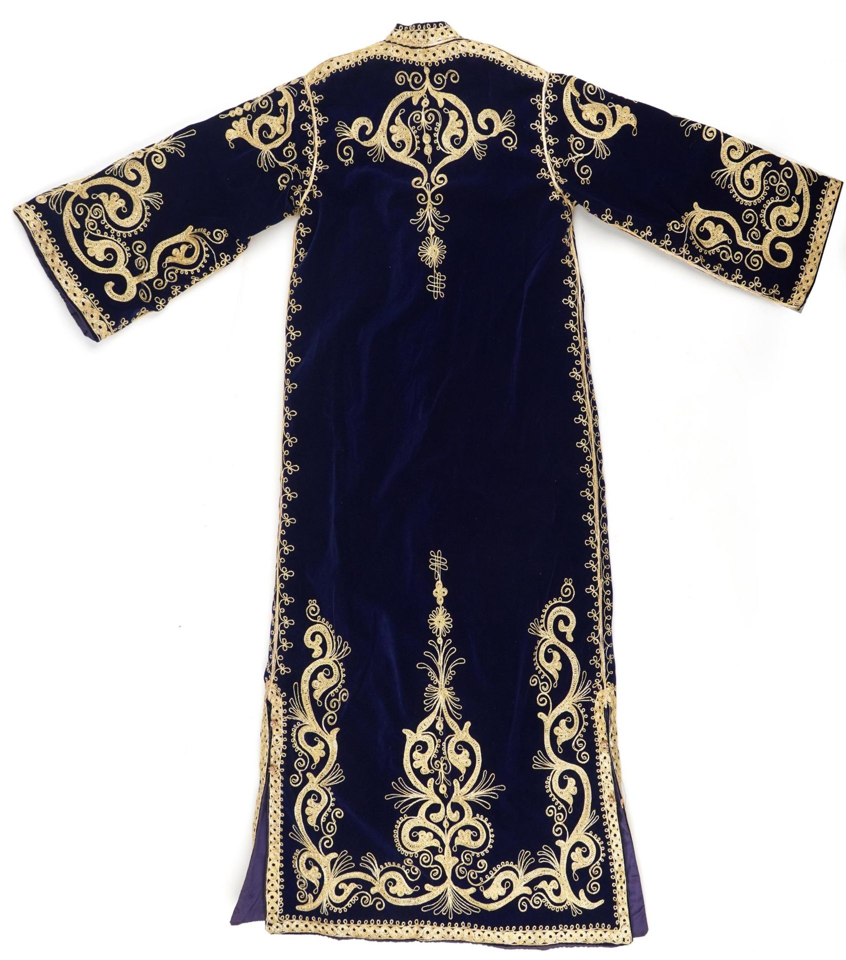 Moroccan silk lined velvet kaftan embroidered with stylised foliage, 140cm high - Bild 4 aus 7