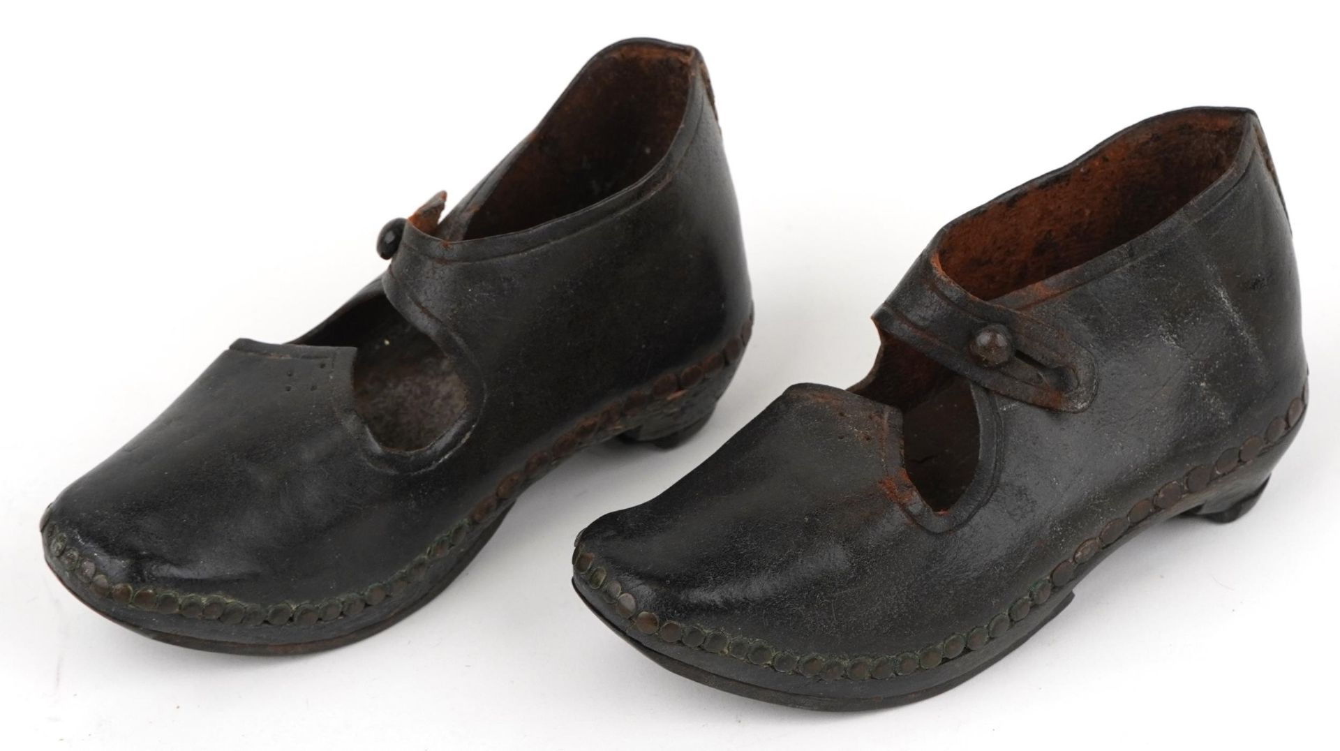 Pair of Victorian leather child's shoes and two aprons - Image 2 of 4