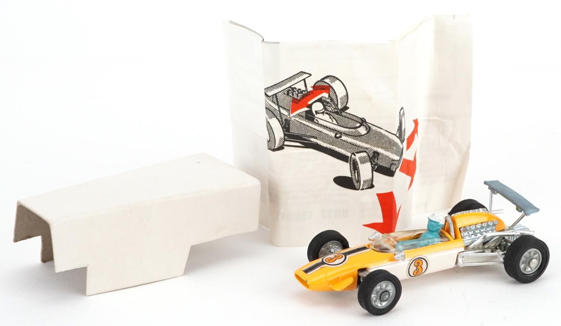 Two vintage Corgi Toys diecast racing vehicles with boxes comprising Porsche Carrera 6 330 and - Bild 5 aus 5
