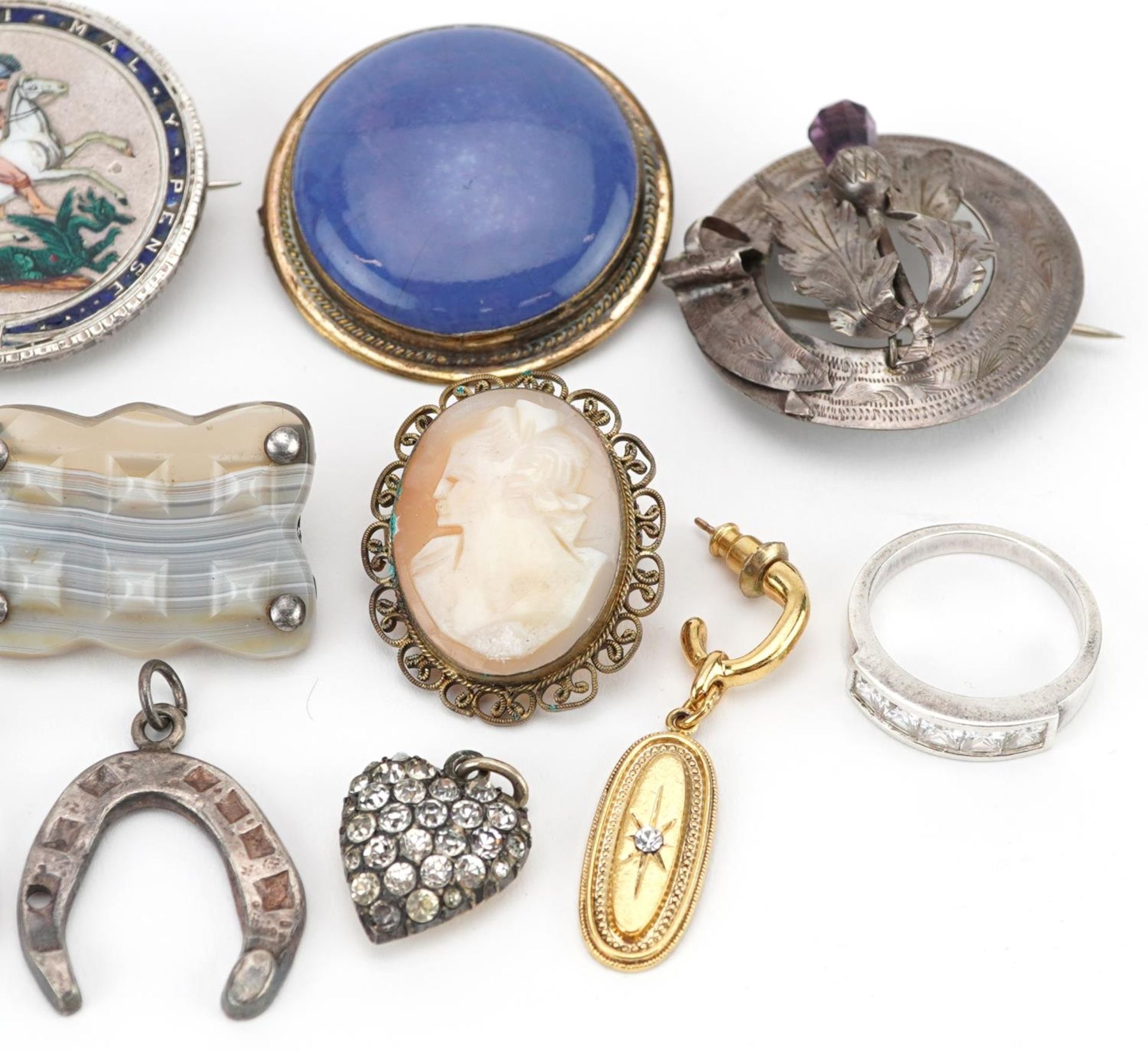 Antique and later jewellery including a George III 1819 enamelled crown brooch, cabochon Arts & - Bild 3 aus 5