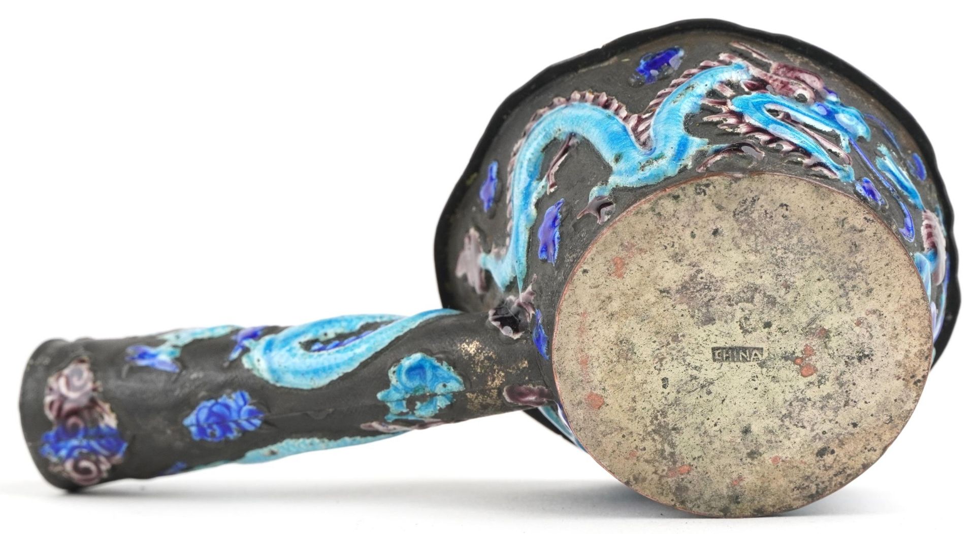 Chinese white metal ladle enamelled with dragons, 12.5cm in length - Image 3 of 4