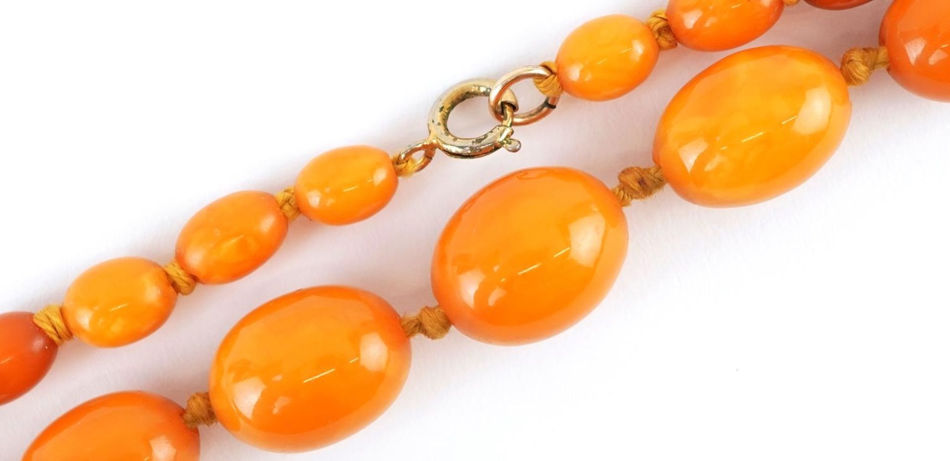 Butterscotch amber coloured graduated bead necklace, the largest bead approximately 19mm x 15mm, - Image 2 of 3