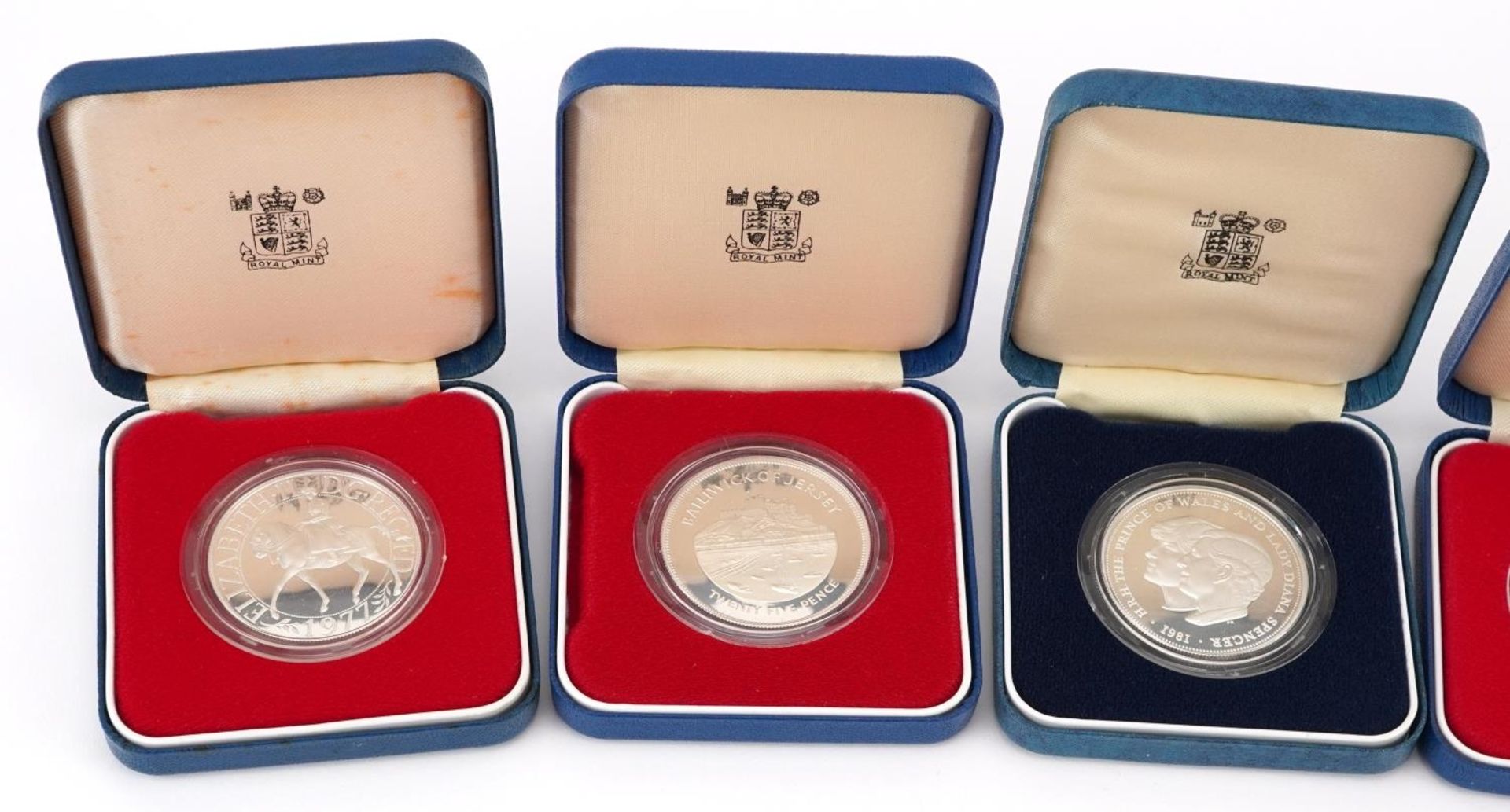 Five 1977 silver proof commemorative crowns by The Royal Mint with fitted cases - Bild 2 aus 4