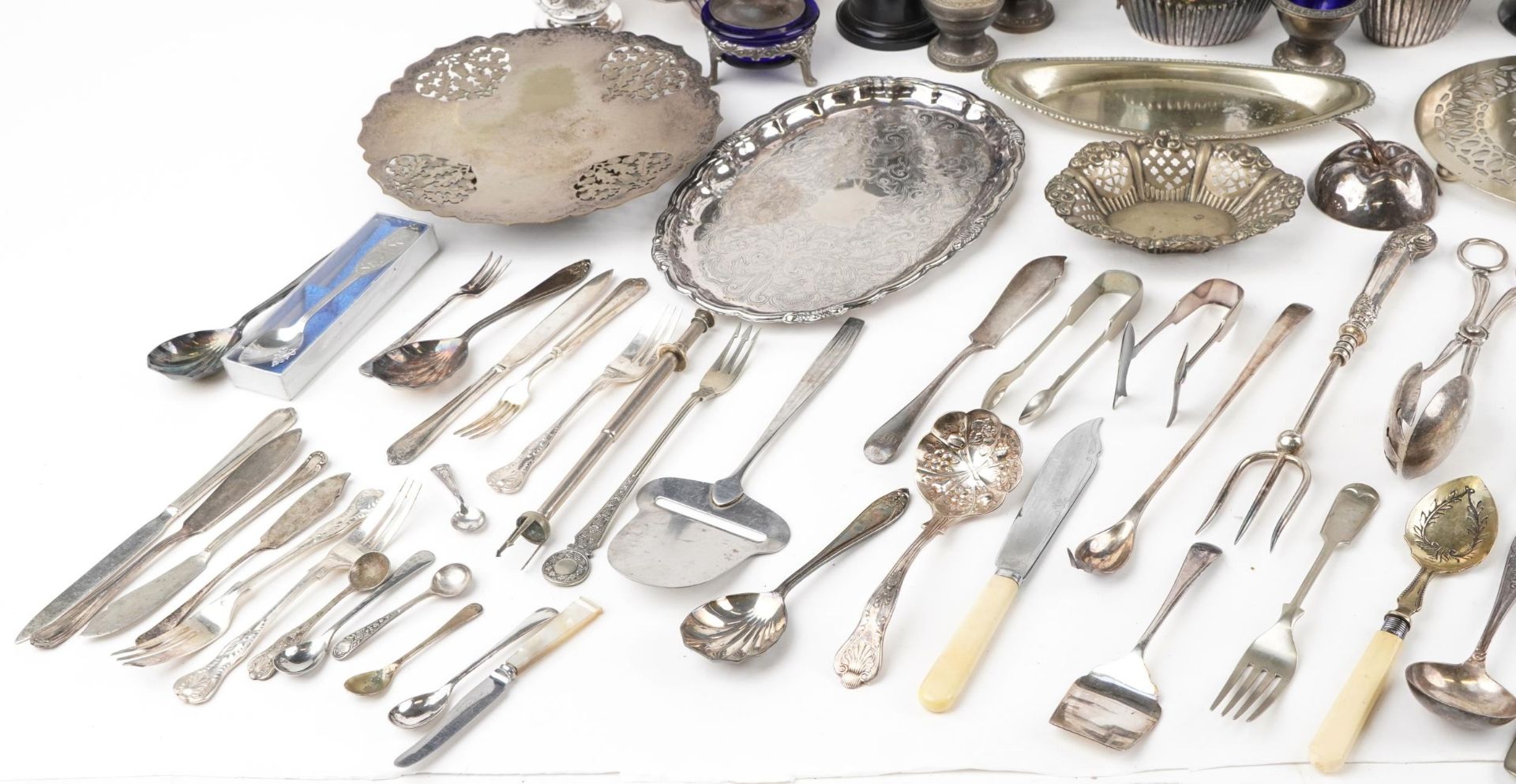 Silver plate and metalware including pair of candlesticks, teapots and flatware - Bild 4 aus 5