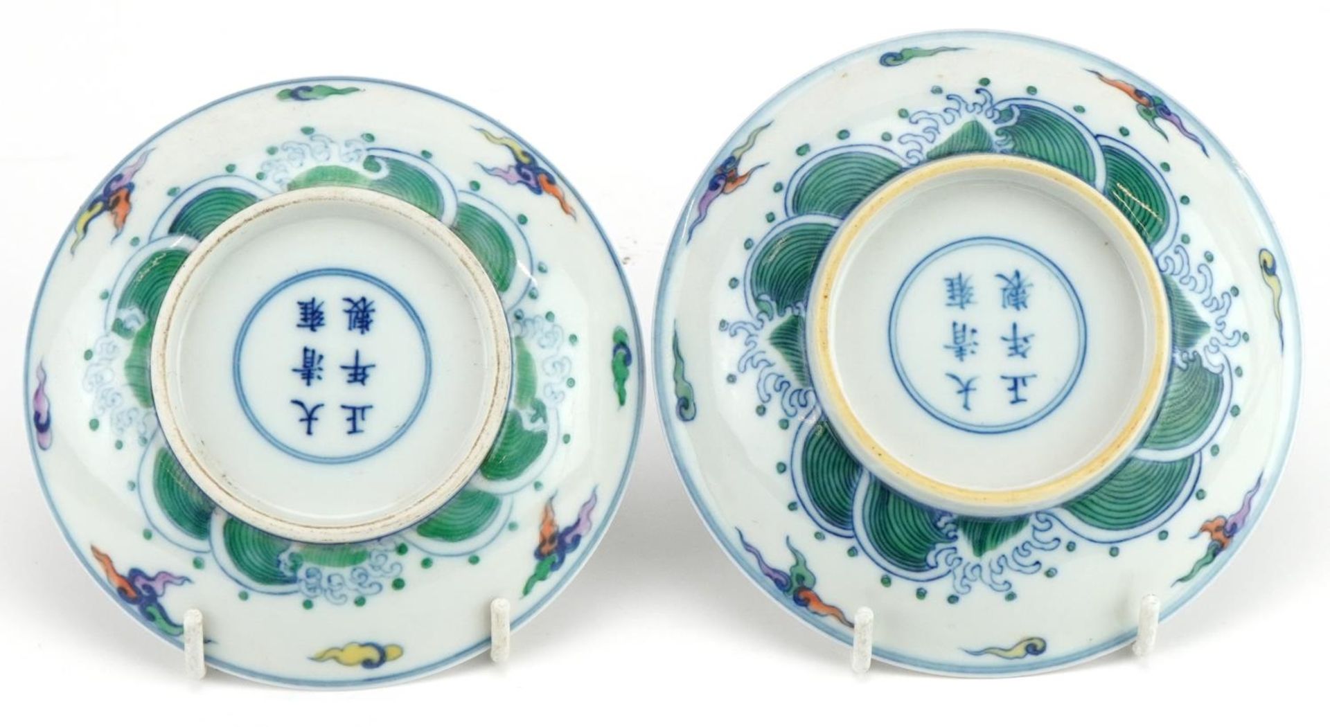 Two Chinse doucai porcelain dishes, each hand painted with a dragon chasing the flaming pearl - Bild 2 aus 4