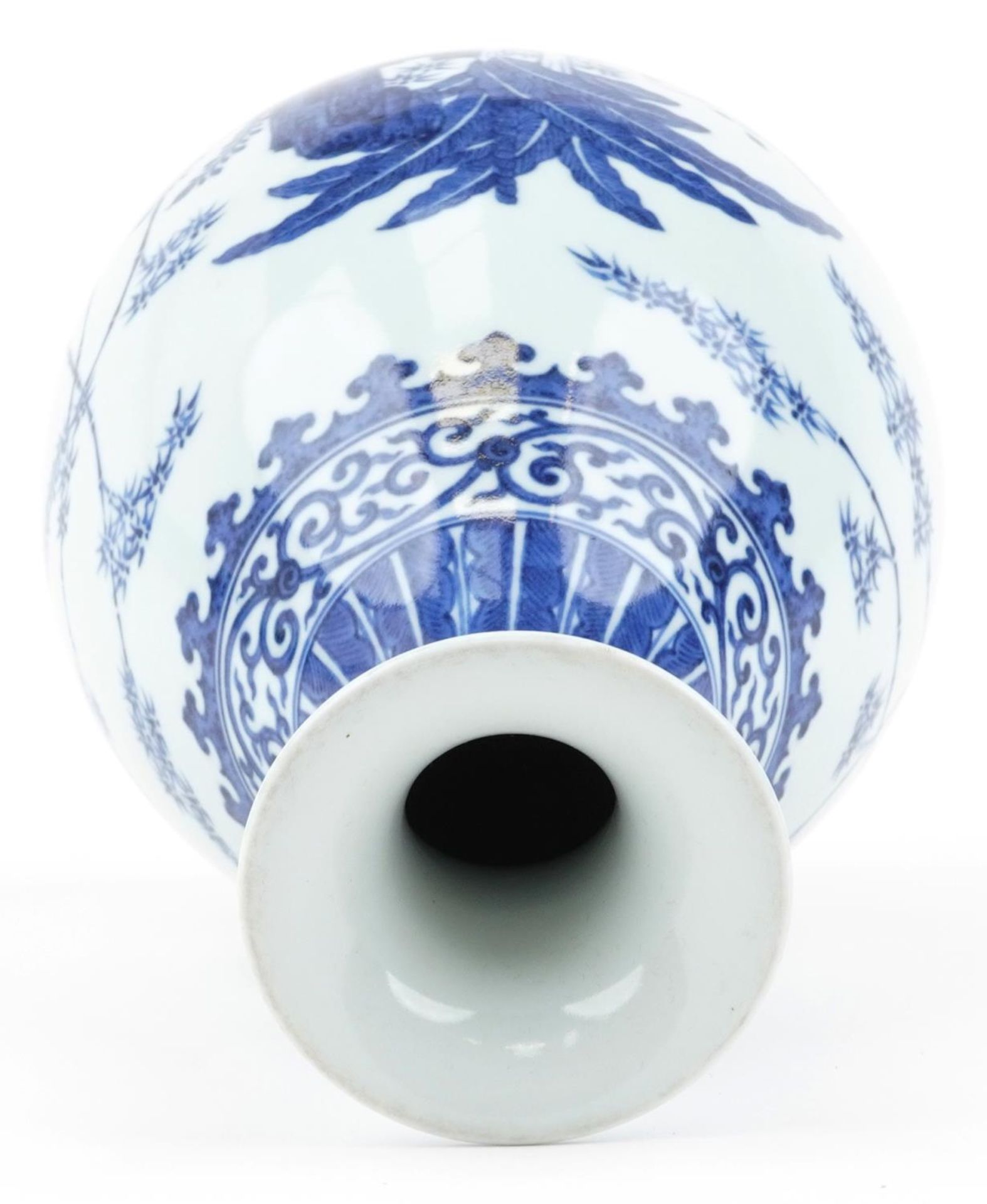 Chinese blue and white porcelain vase hand painted with a palace setting, six figure character marks - Bild 5 aus 6