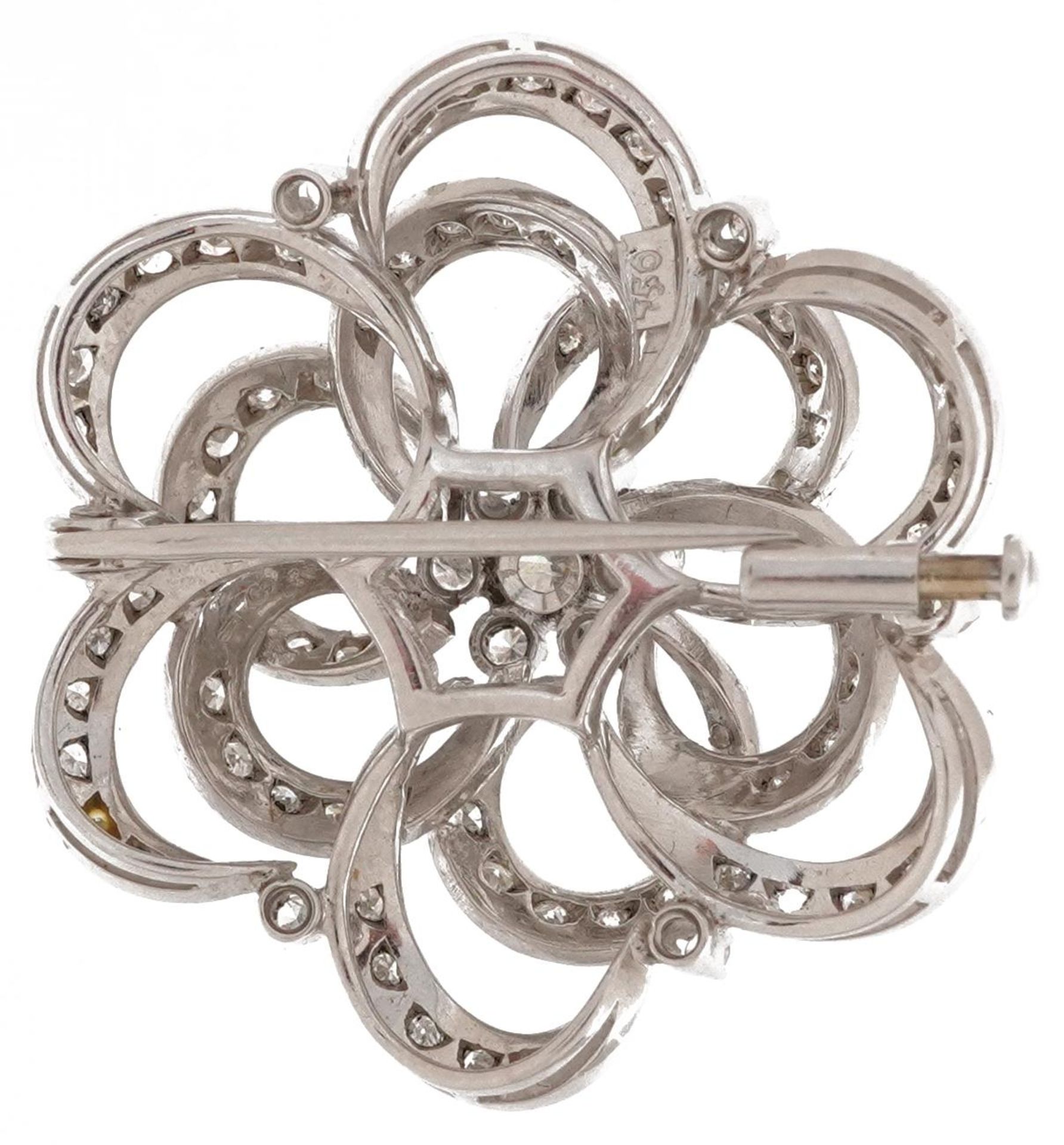 18ct white gold diamond four tier open flower head brooch, the central diamond approximately 0.25ct, - Bild 2 aus 4