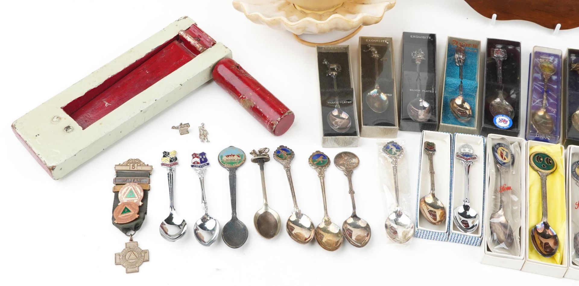 Sundry items including a vintage bird scarer, souvenir teaspoons and a table lamp in the form of a - Bild 3 aus 4