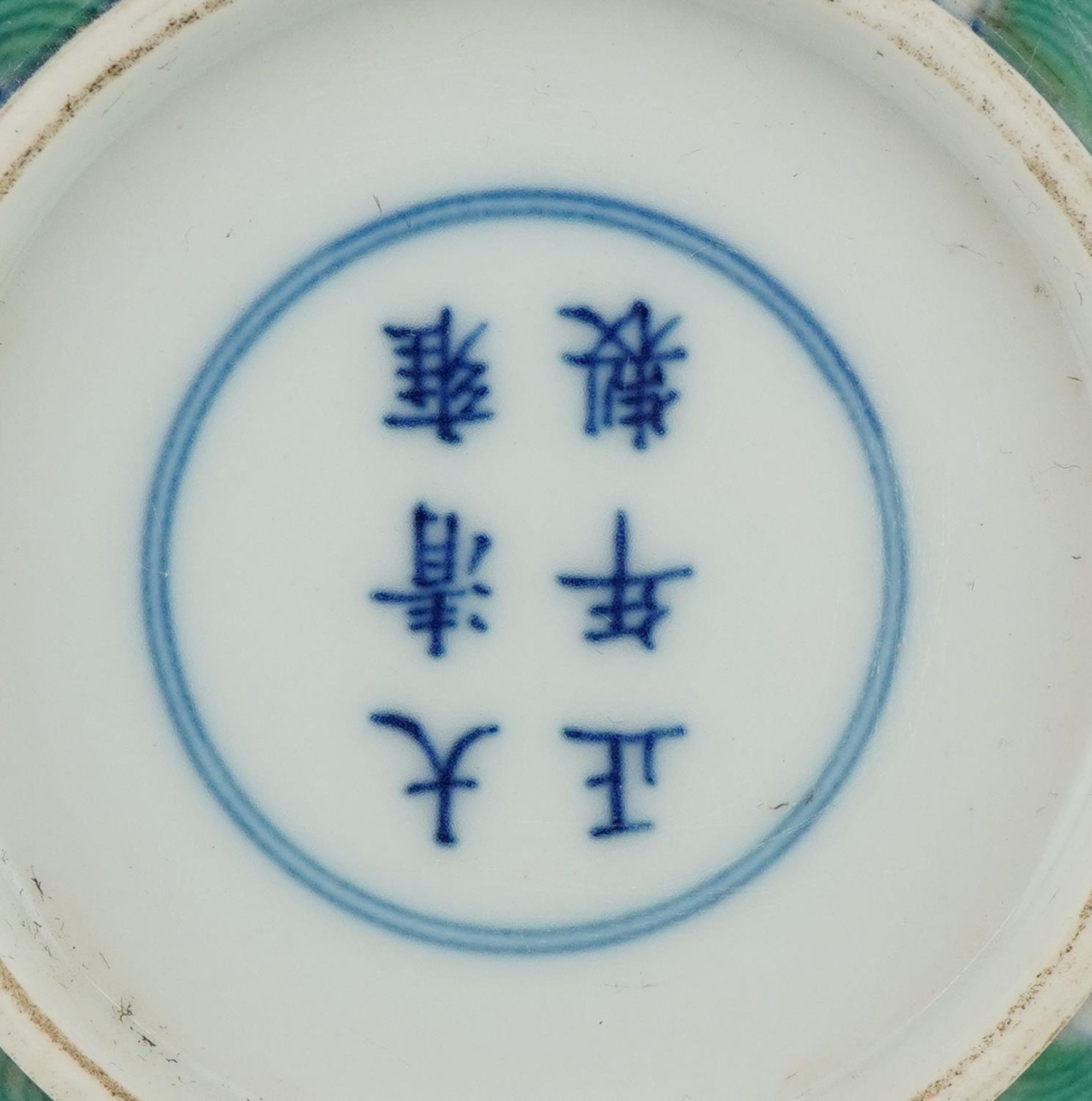 Two Chinse doucai porcelain dishes, each hand painted with a dragon chasing the flaming pearl - Bild 3 aus 4