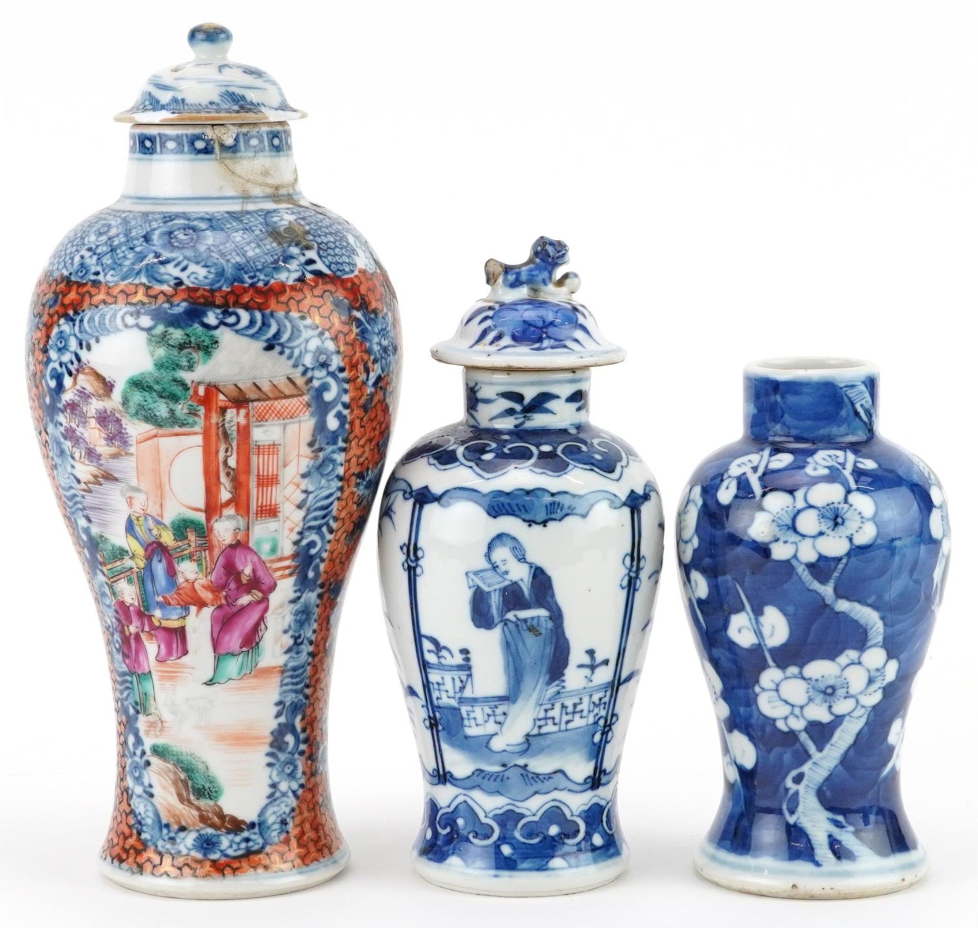 Three Chinese porcelain baluster vases with two covers including a Mandarin example hand painted - Bild 3 aus 7