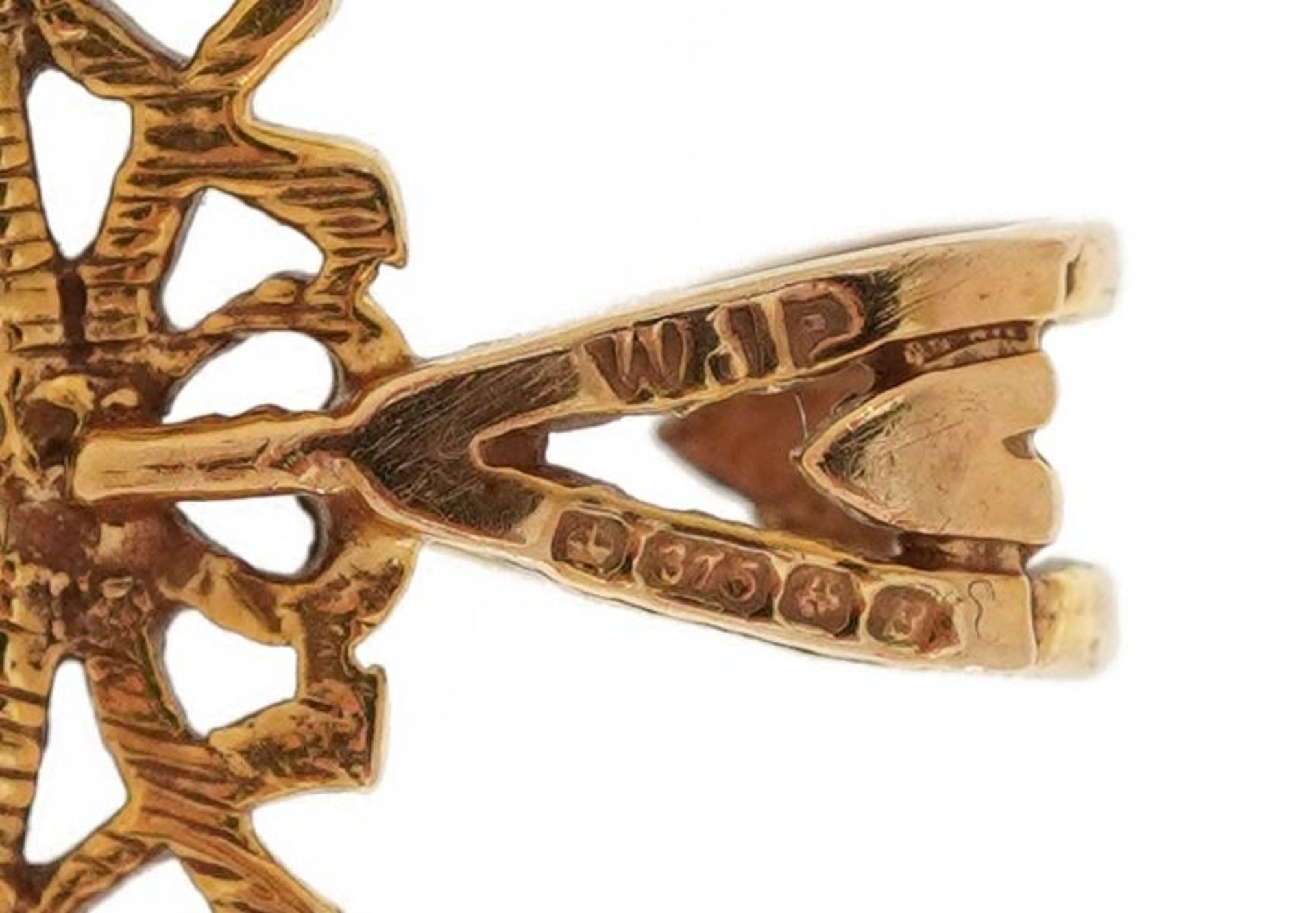 9ct gold garnet sovereign pendant mount pierced with love hearts, 4.5cm high, 8.1g - Bild 3 aus 3