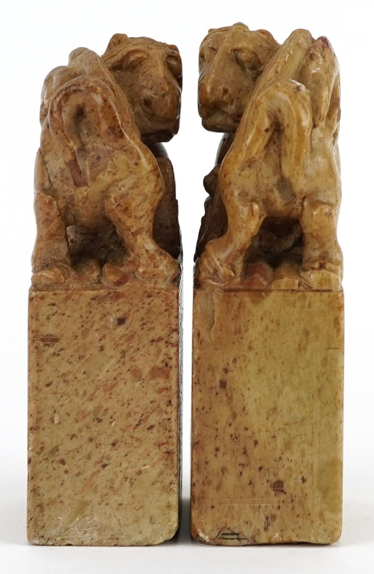 Pair of Chinese soapstone seals, each carved with a mythical animal, each 12.5cm high - Bild 5 aus 7