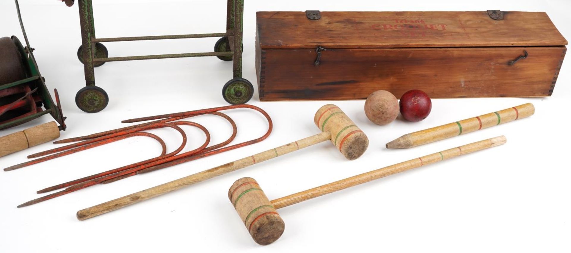 Vintage toys comprising Tri-ang croquet set with box, Tri-ang mangle and Webb miniature lawnmower - Bild 3 aus 5