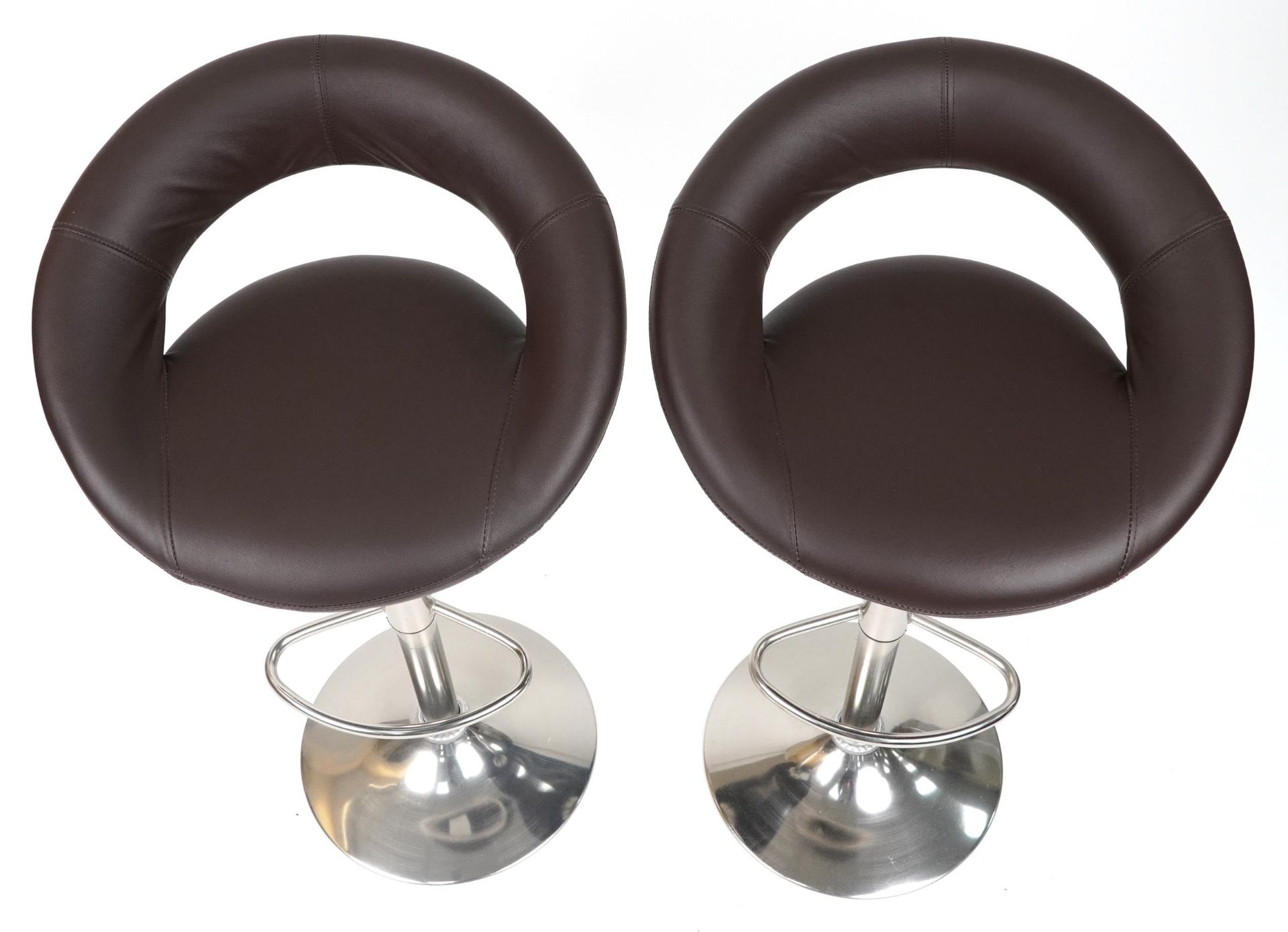 Contemporary chrome breakfast table with circular glass top and pair of adjustable stools with brown - Image 6 of 7