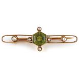 Edwardian 15ct gold peridot and seed pearl bar brooch, 3.5cm wide, 2.4g