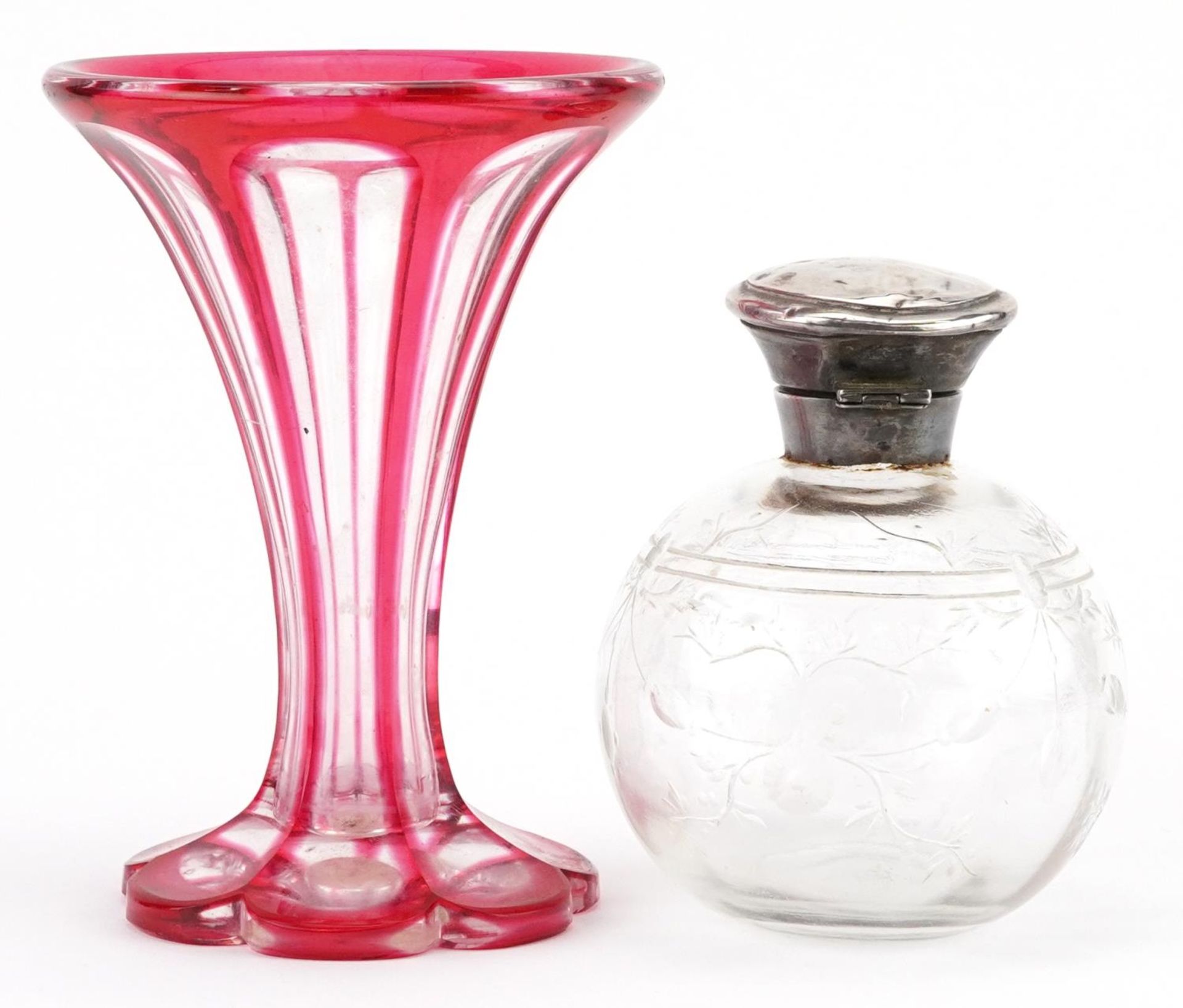 Bohemian ruby flashed cut glass vase and a silver topped scent bottle acid etched with flowers, 14. - Bild 2 aus 4