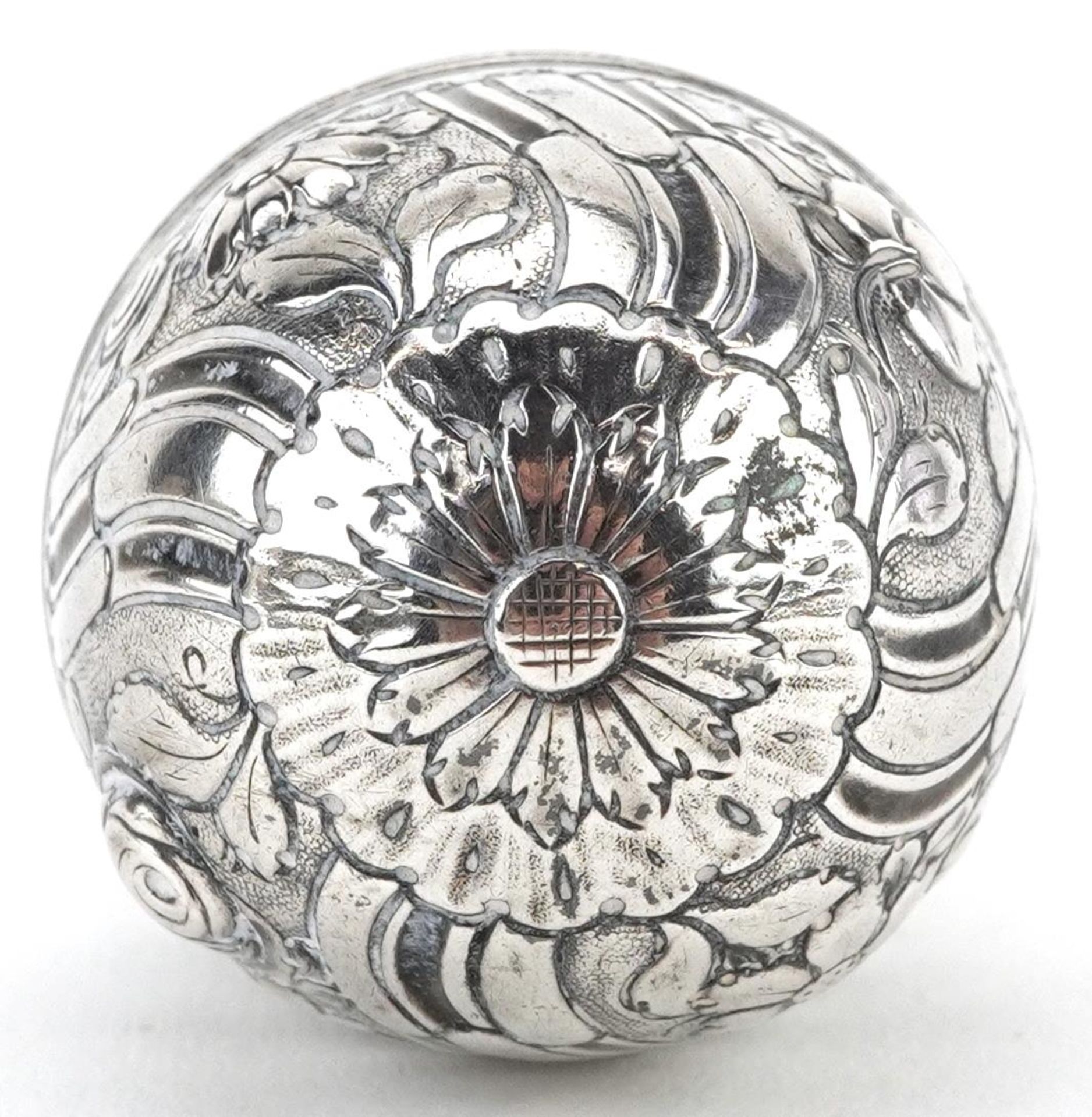 Unmarked silver trinket box in the form of an egg embossed with flowers and foliage, 5cm high, 15.4g - Bild 3 aus 3