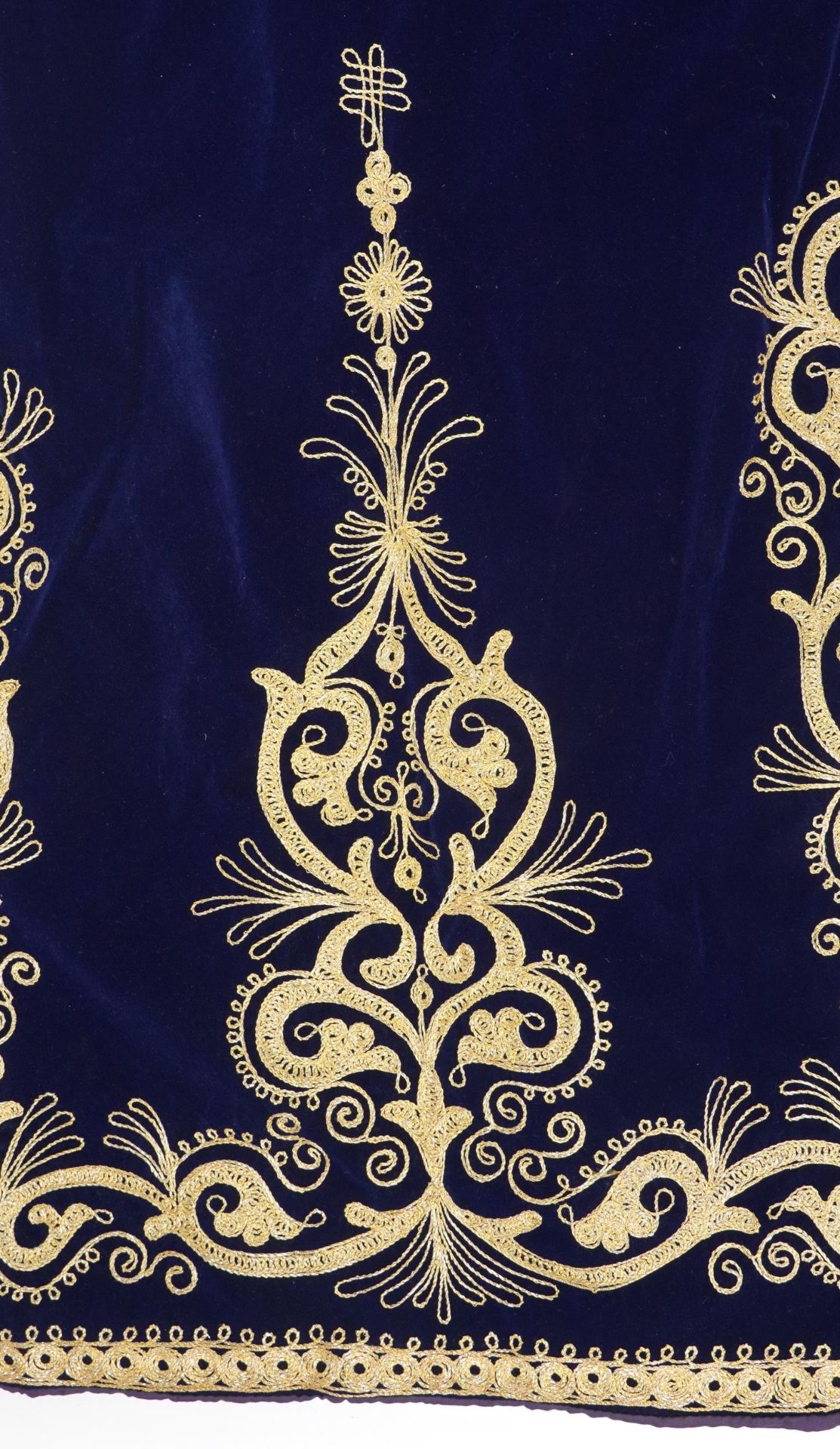 Moroccan silk lined velvet kaftan embroidered with stylised foliage, 140cm high - Bild 5 aus 7
