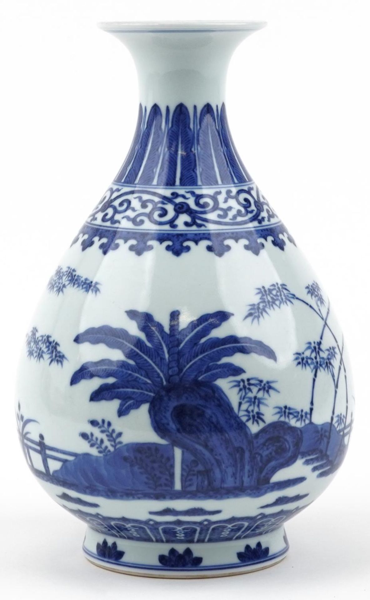 Chinese blue and white porcelain vase hand painted with a palace setting, six figure character marks - Bild 3 aus 6