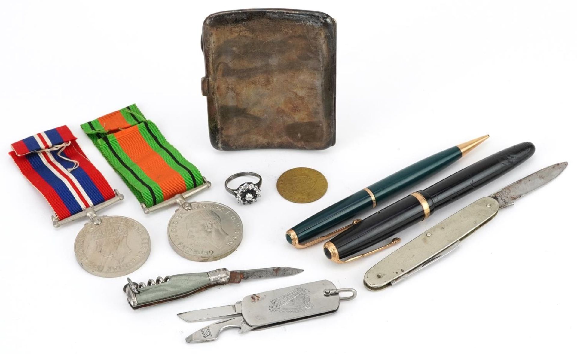 Sundry items including two World War II medals, silver cigarette case, Parker Duofold fountain pen - Bild 4 aus 6