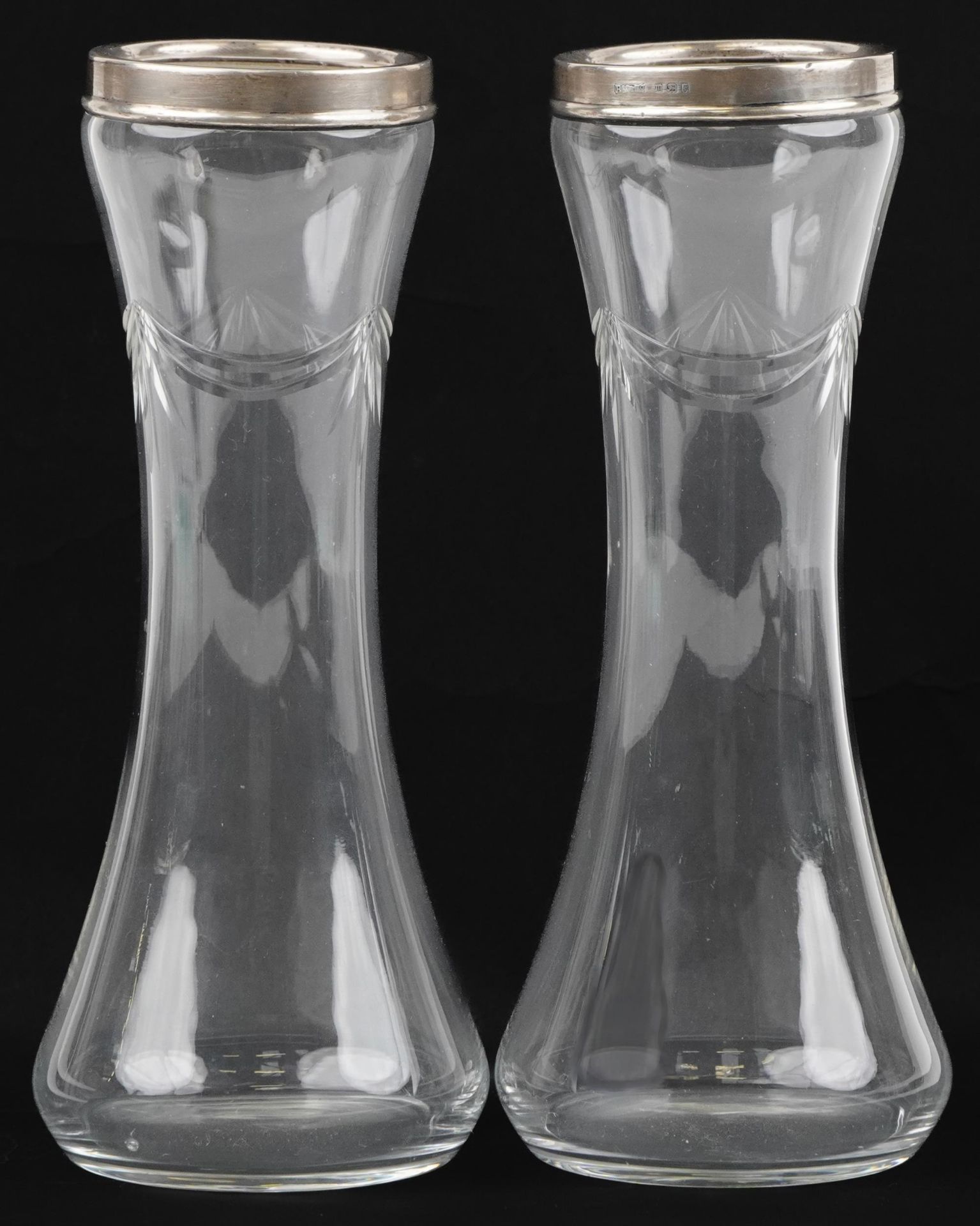 Pair of George V etched glass vases with silver collars, B M & Co maker's mark, London 1927, 20. - Bild 2 aus 6