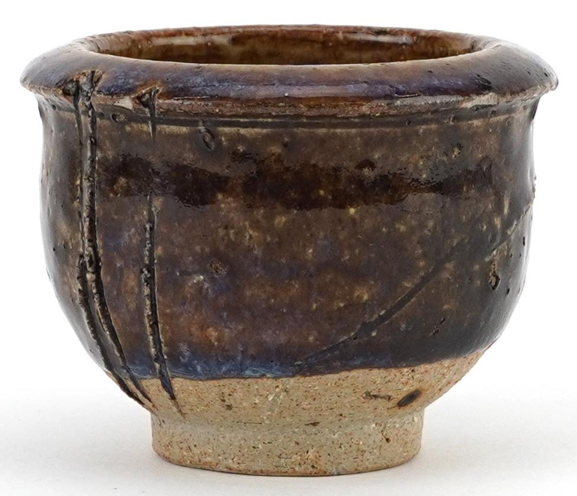 Japanese studio pottery Yunomi tea bowl having a purply brown glaze, 8.5cm in diameter - Bild 3 aus 6