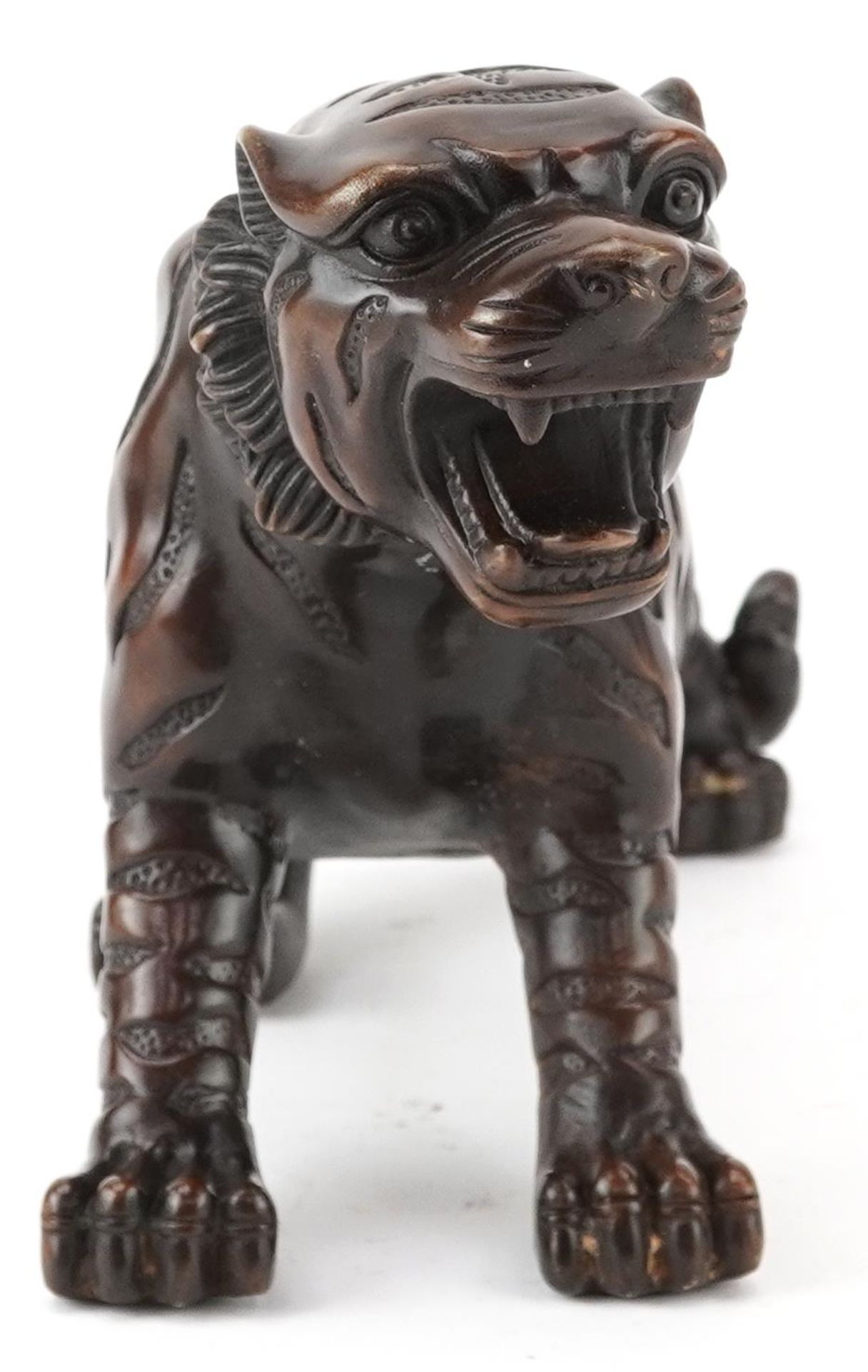 Japanese patinated bronze okimono of a tiger, 35cm in length - Bild 5 aus 7