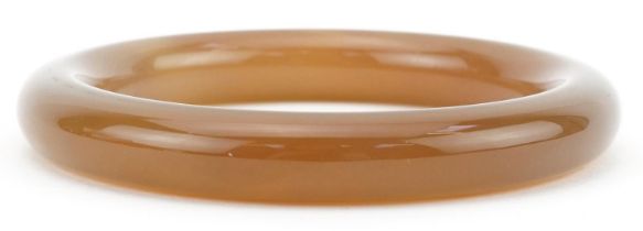 Chinese agate bangle, 7.5cm in diameter, 43.2g