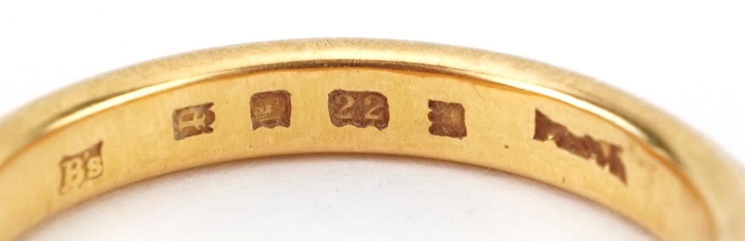 George V two tone engraved 22ct gold wedding band, London 1930, size L, 4.4g - Image 5 of 5