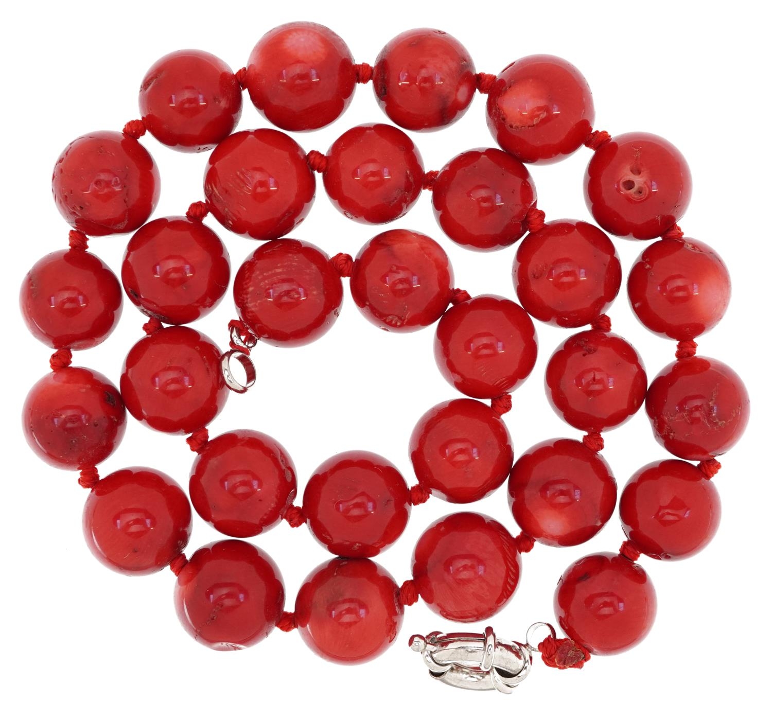 Red coral bead necklace, each bead approximately 15mm in diameter, overall 50cm in length, 130.5g - Image 2 of 2