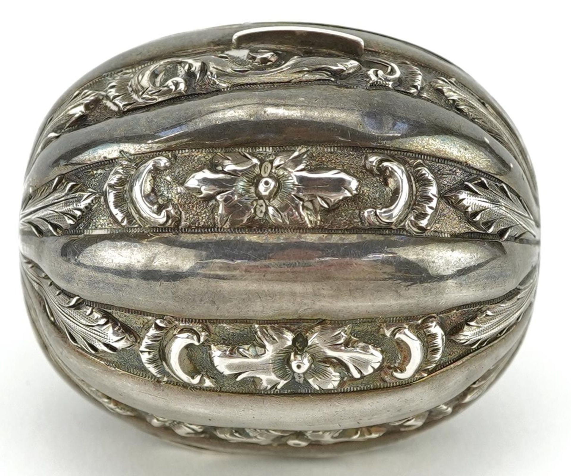 Hilliard & Thomason, Victorian silver nutmeg grater in the form of a nutmeg, Birmingham 1851, 4cm in - Bild 7 aus 7