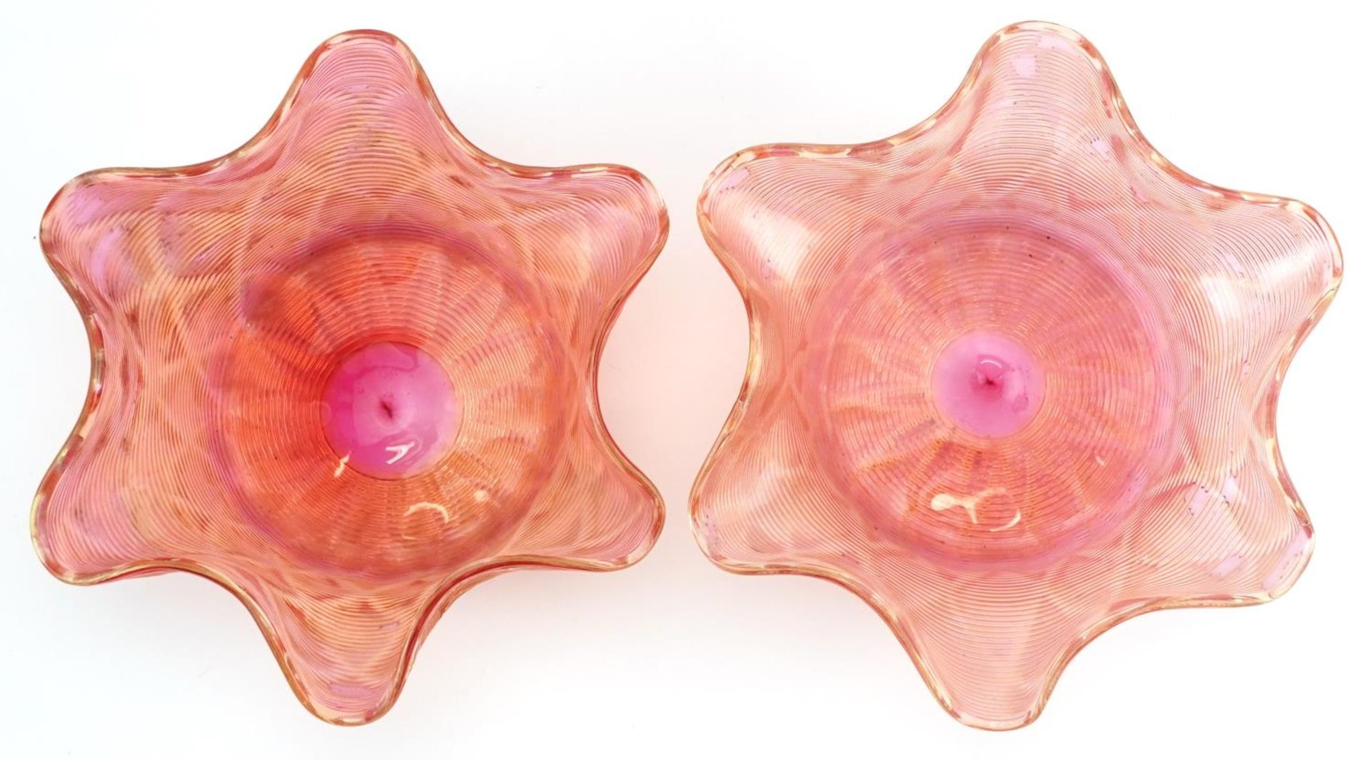Pair of Art Nouveau iridescent peach glass finger bowls, each 14cm in diameter - Bild 3 aus 4
