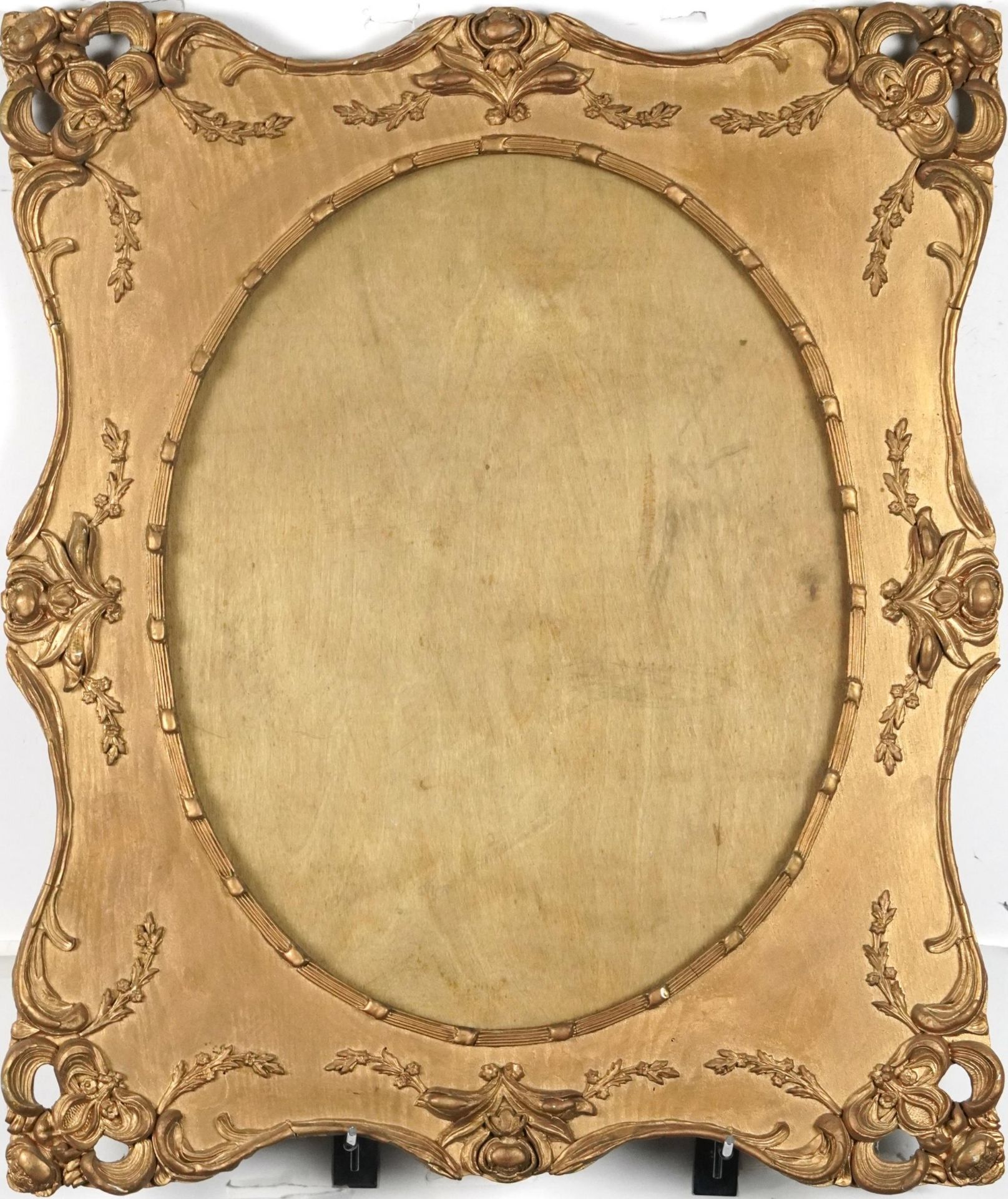 Two classical gilt picture frames with oval apertures, the largest overall 66cm x 55.5cm, the - Image 2 of 6