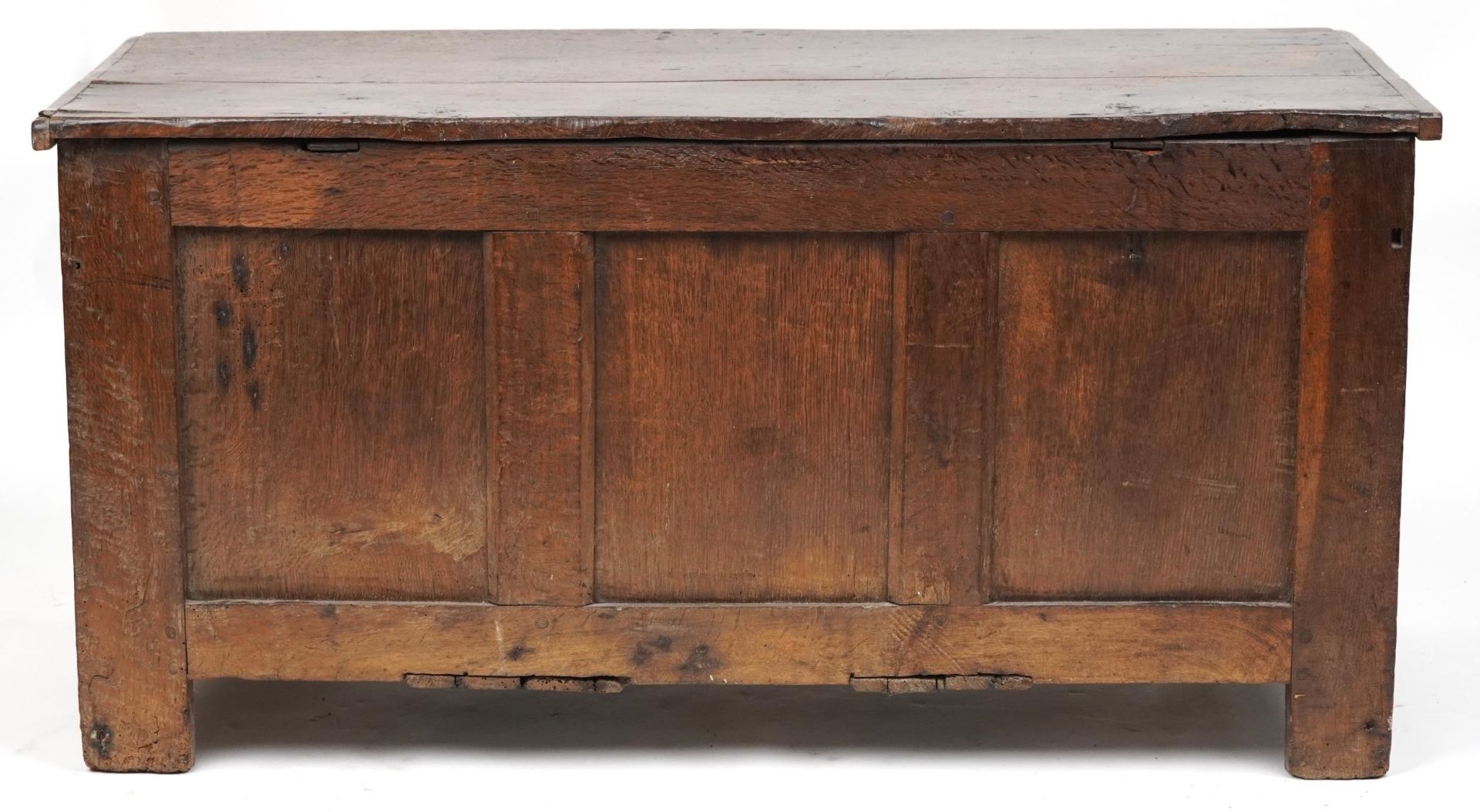 17th/18th century oak three panel coffer with carved borders, 59cm H x 118cm W x 51cm D - Bild 6 aus 6